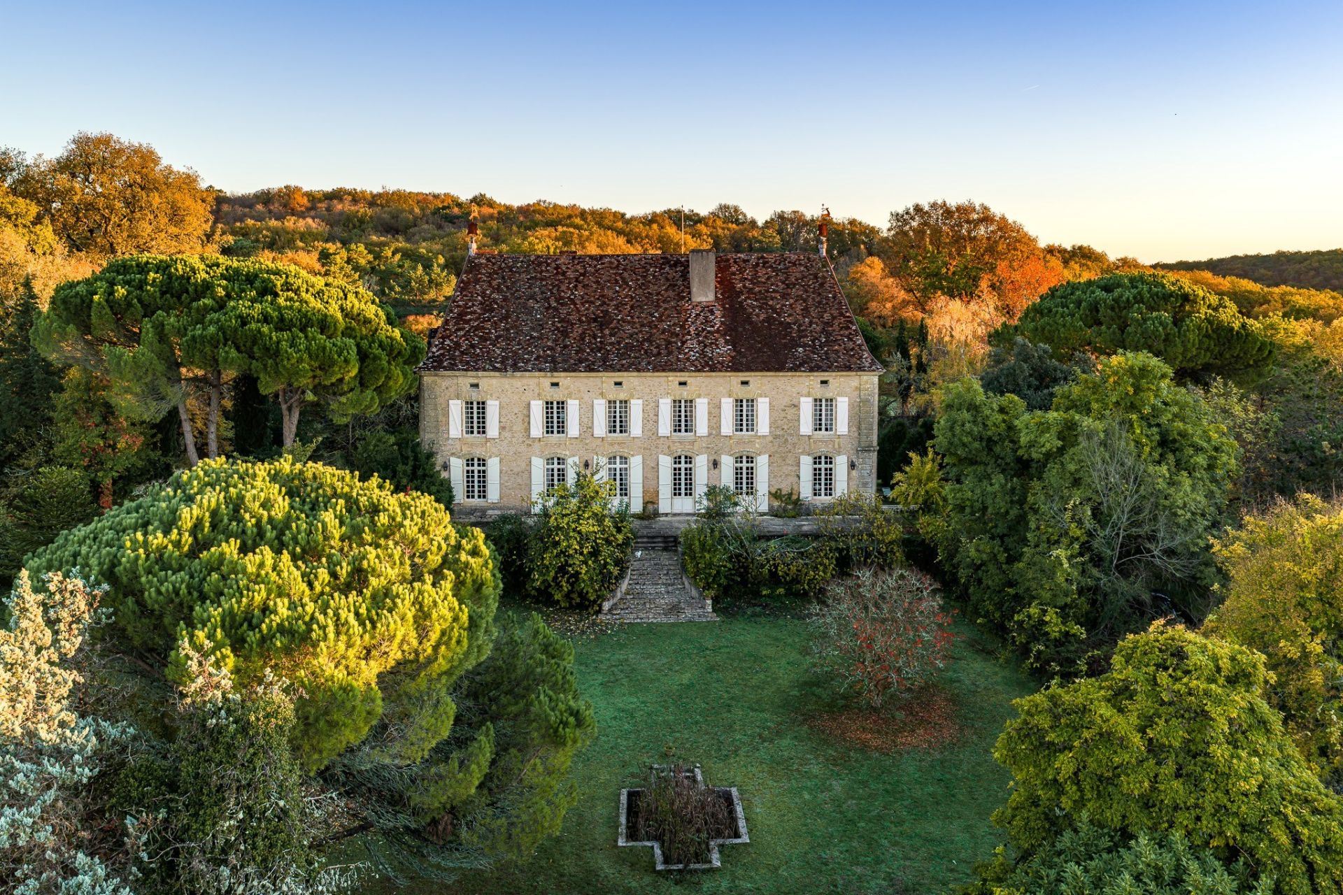 luxury house 15 Rooms for sale on STE ALVERE ST LAURENT LES BATONS (24510)