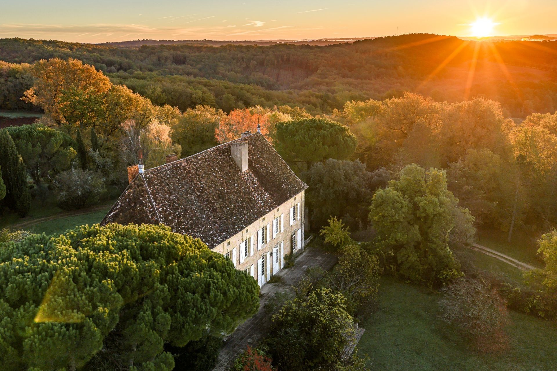 luxury house 15 Rooms for sale on STE ALVERE ST LAURENT LES BATONS (24510)