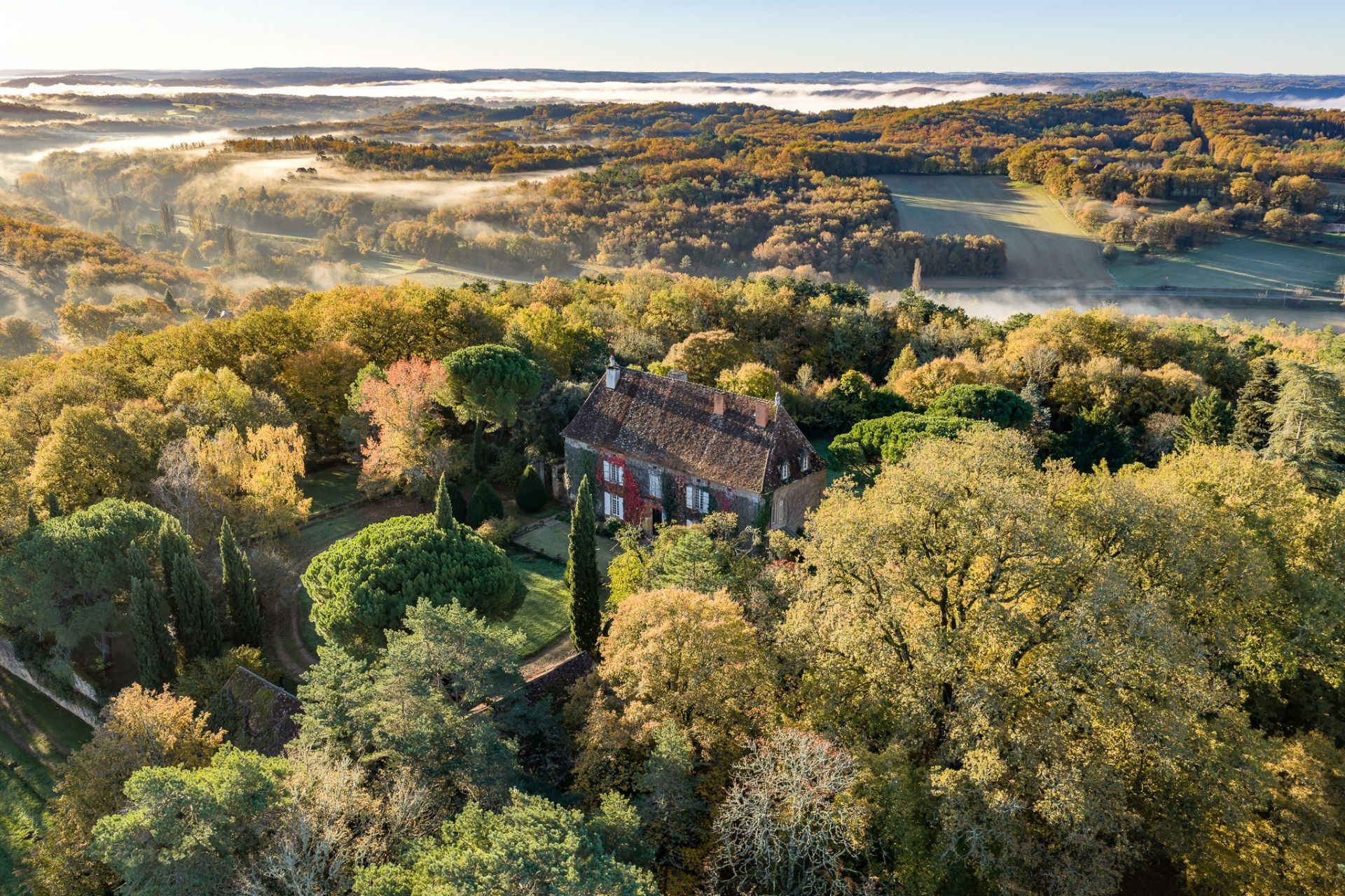 luxury house 15 Rooms for sale on STE ALVERE ST LAURENT LES BATONS (24510)