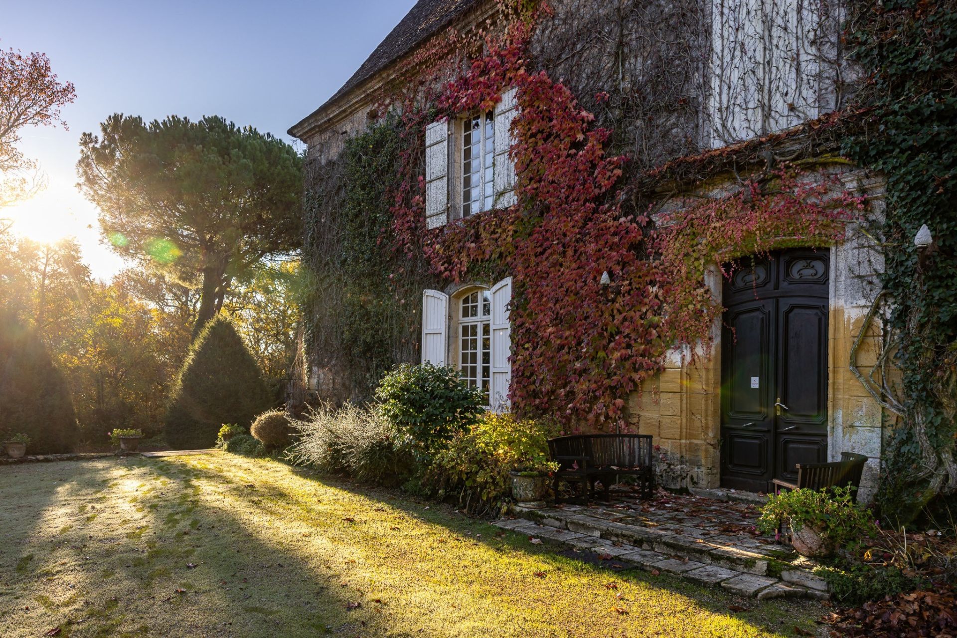 luxury house 15 Rooms for sale on STE ALVERE ST LAURENT LES BATONS (24510)