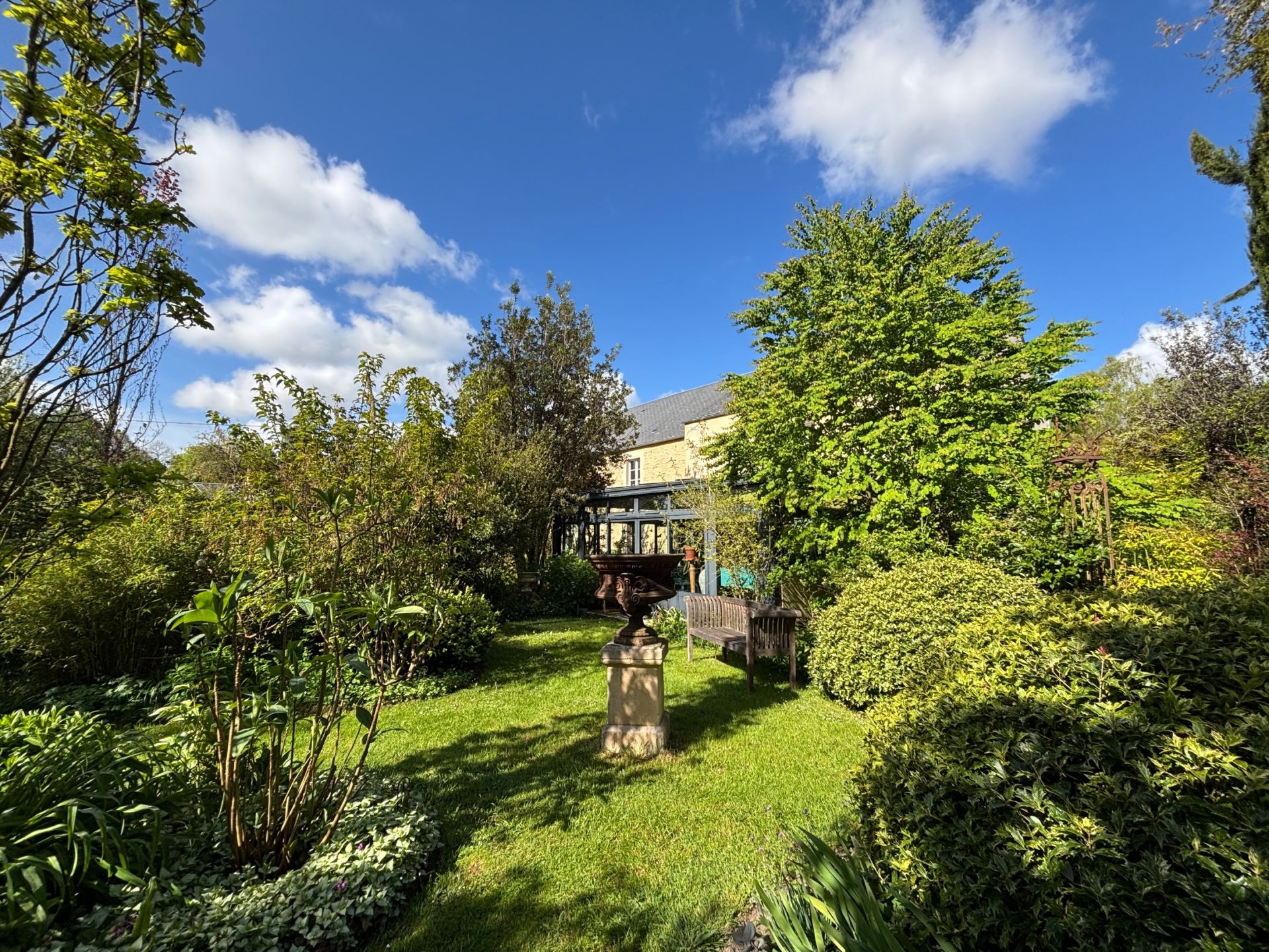 luxury house 8 Rooms for sale on BAYEUX (14400)