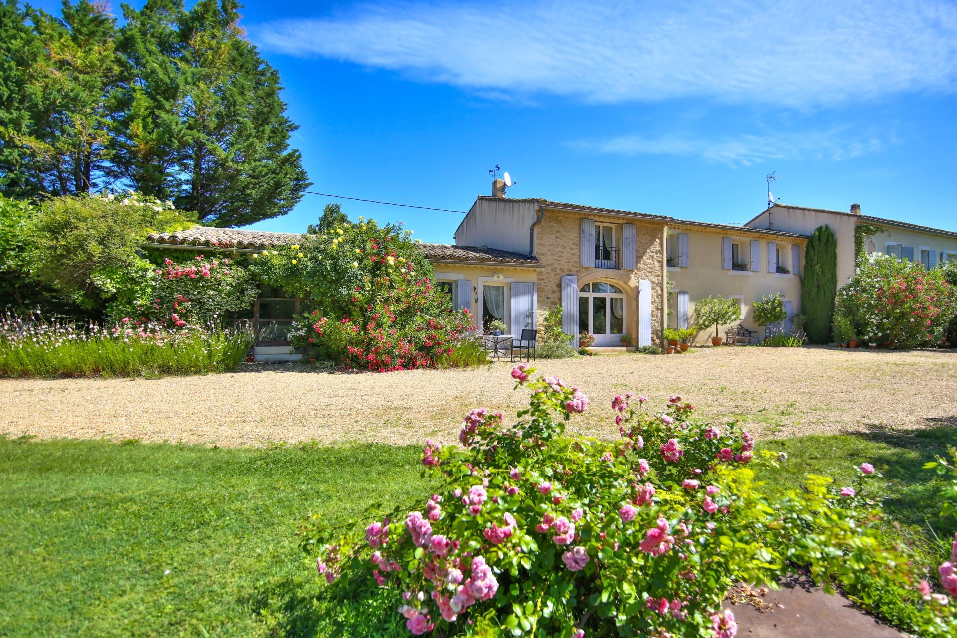 luxury house 12 Rooms for sale on CUCURON (84160)