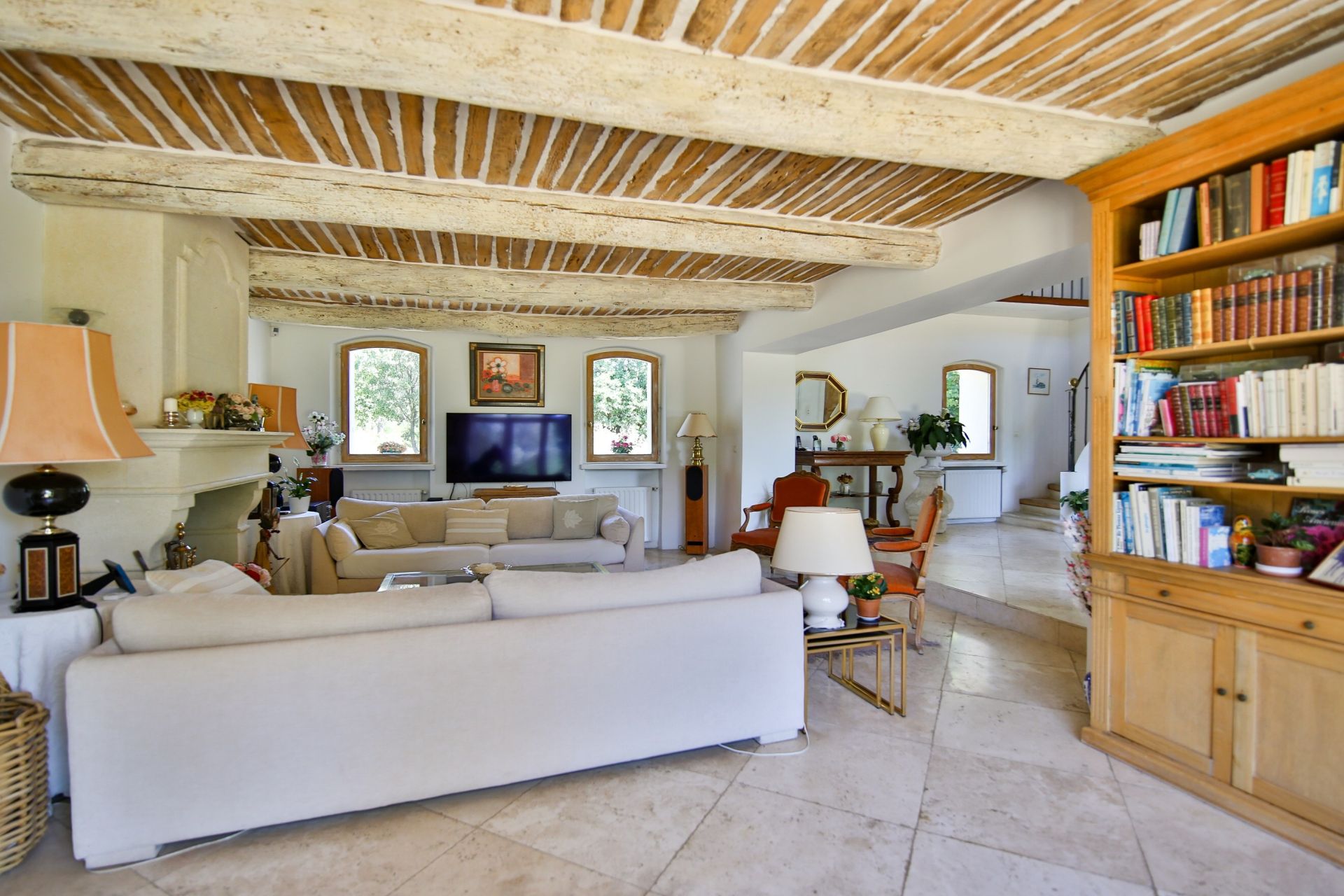 luxury house 12 Rooms for sale on CUCURON (84160)