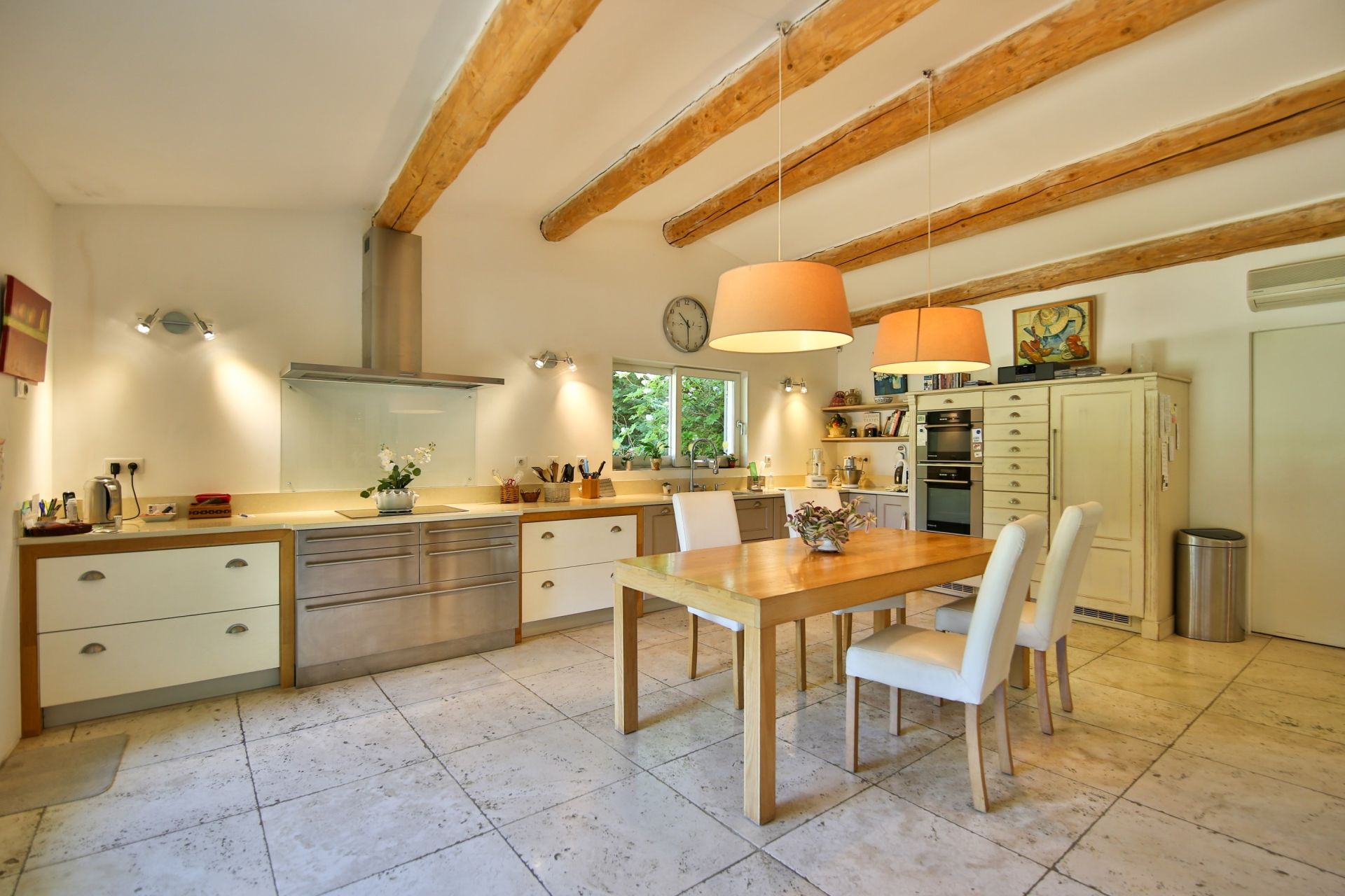 luxury house 12 Rooms for sale on CUCURON (84160)