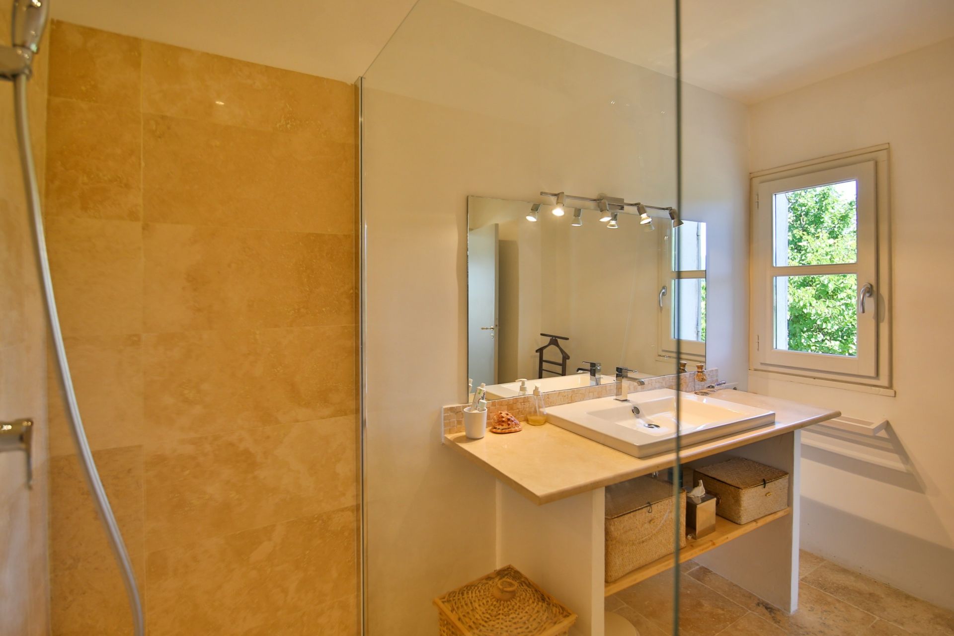 luxury house 12 Rooms for sale on CUCURON (84160)