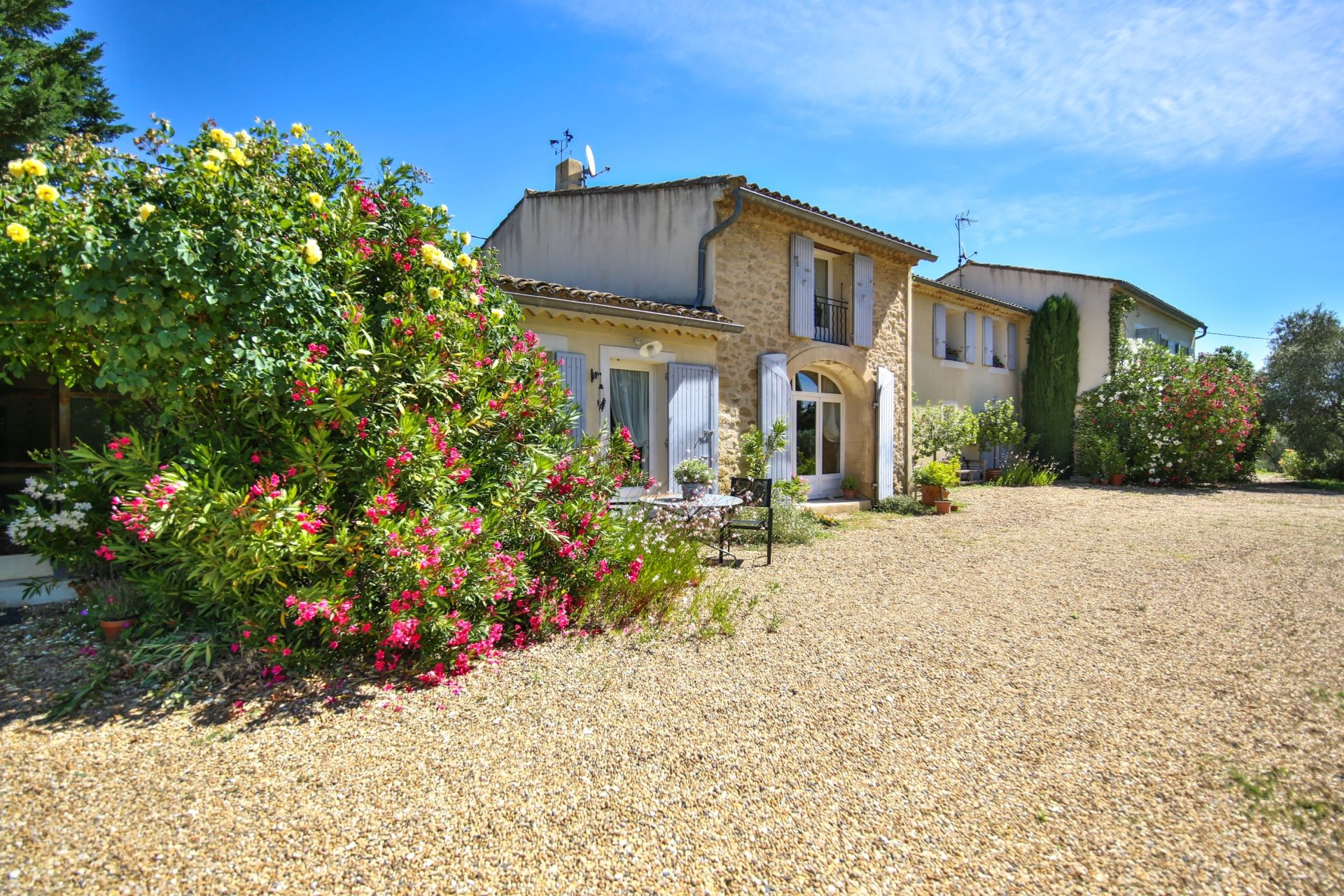 luxury house 12 Rooms for sale on CUCURON (84160)