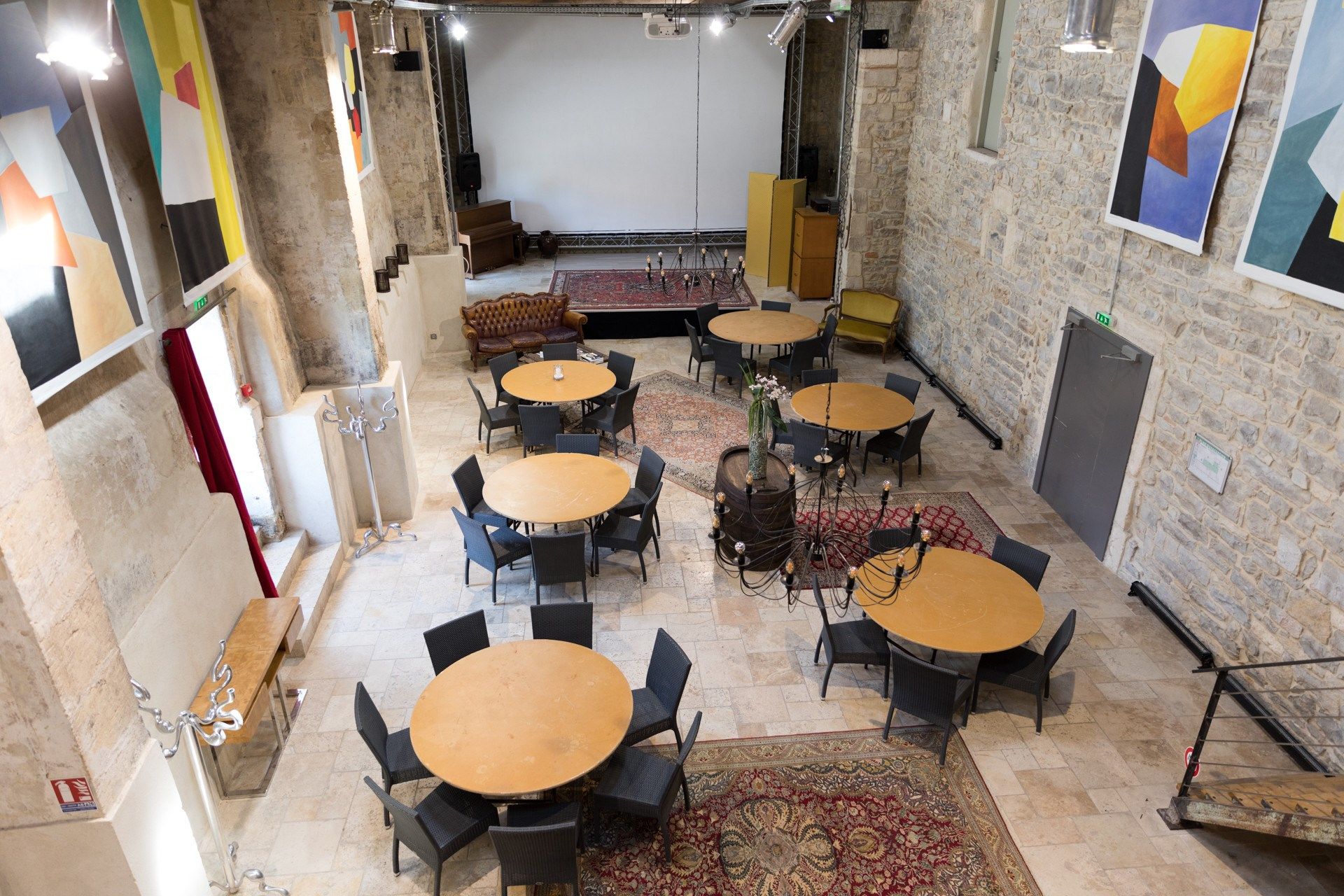 luxury property 35 Rooms for sale on NIMES (30000)