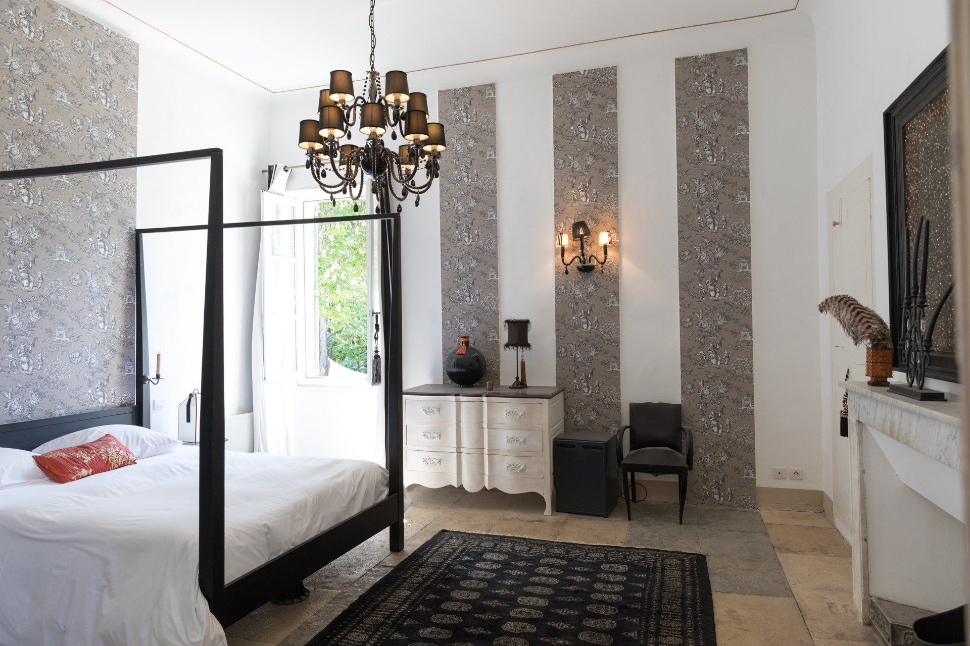 luxury property 35 Rooms for sale on NIMES (30000)