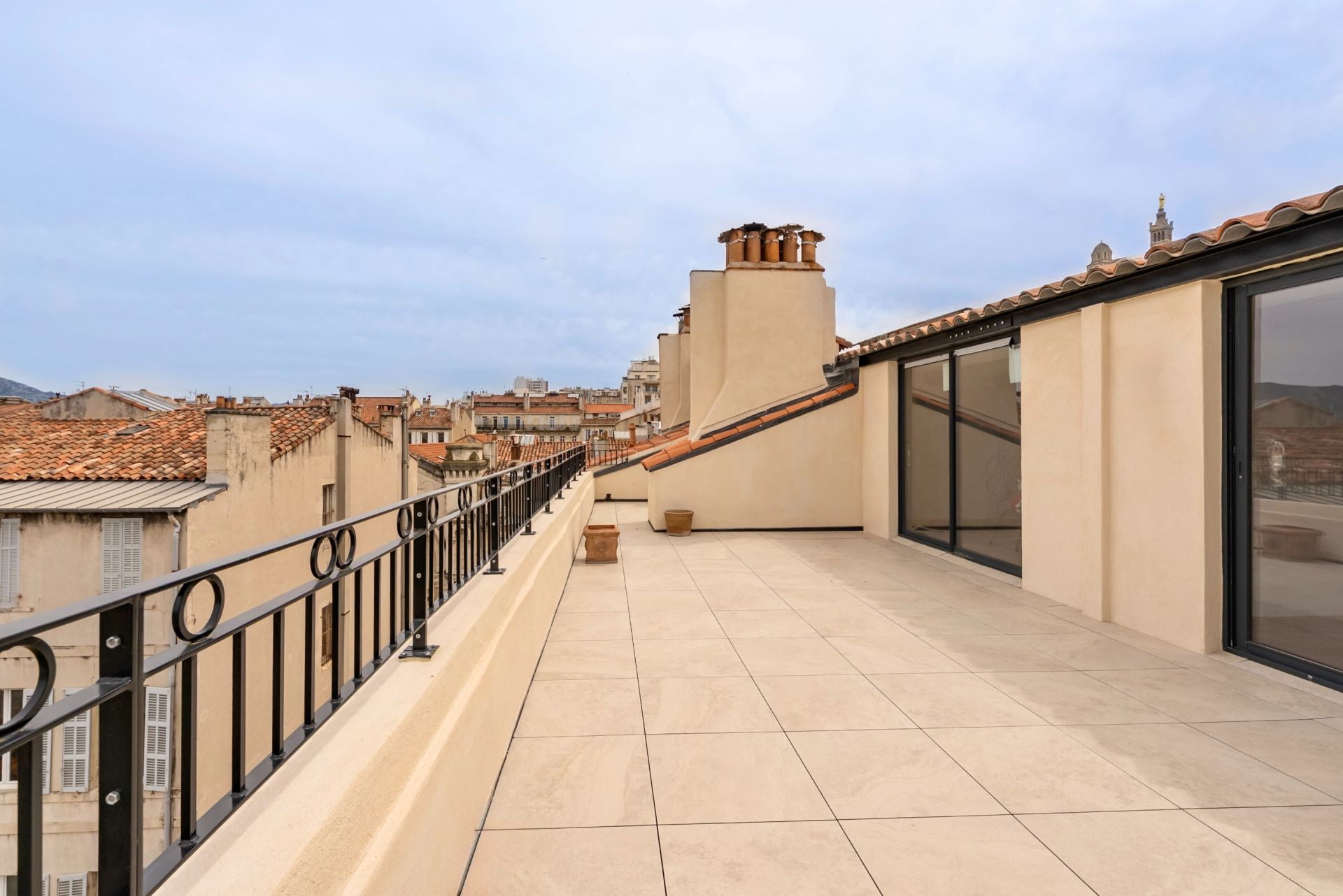 luxury apartment 3 Rooms for rent on MARSEILLE (13006)