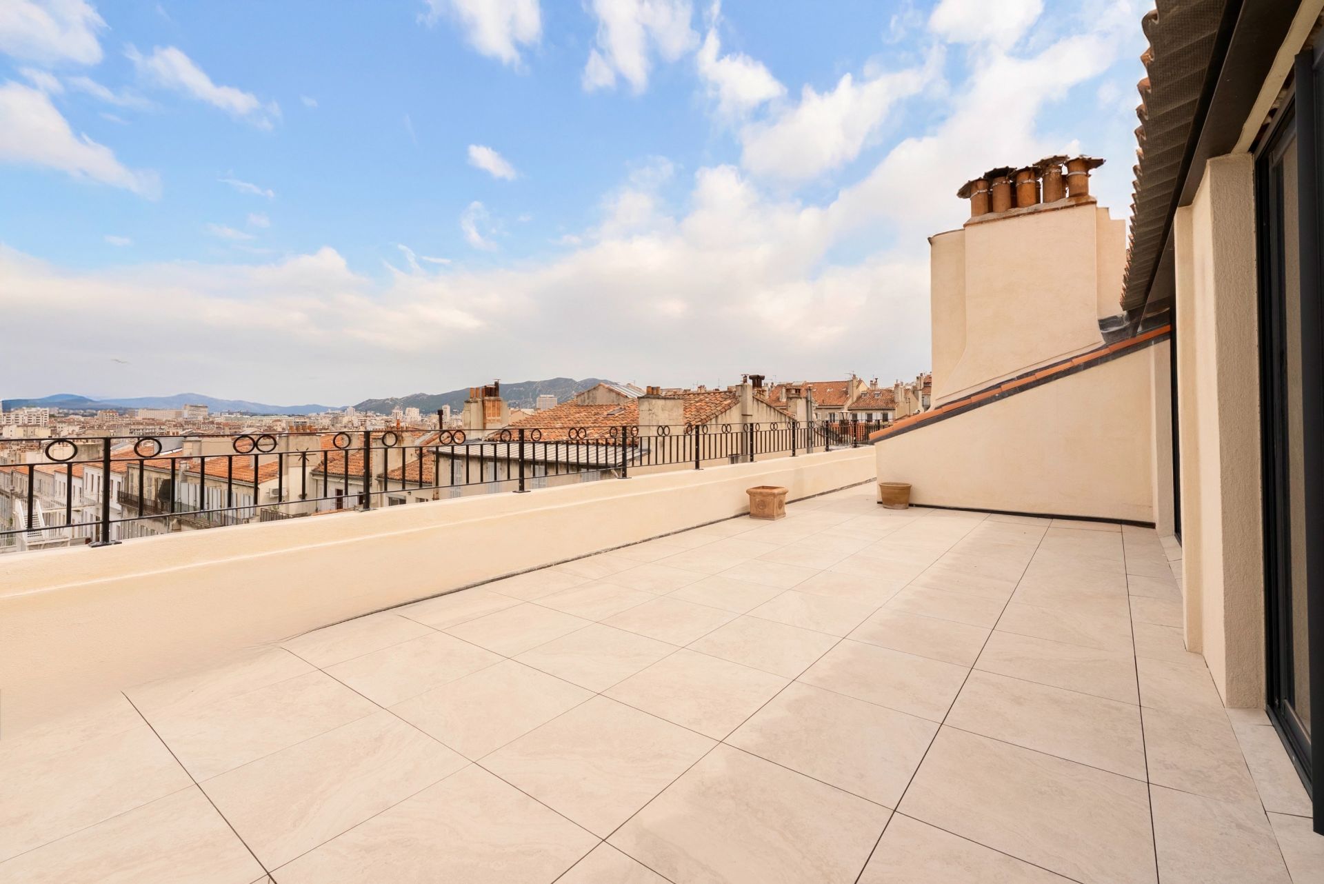 luxury apartment 3 Rooms for rent on MARSEILLE (13006)
