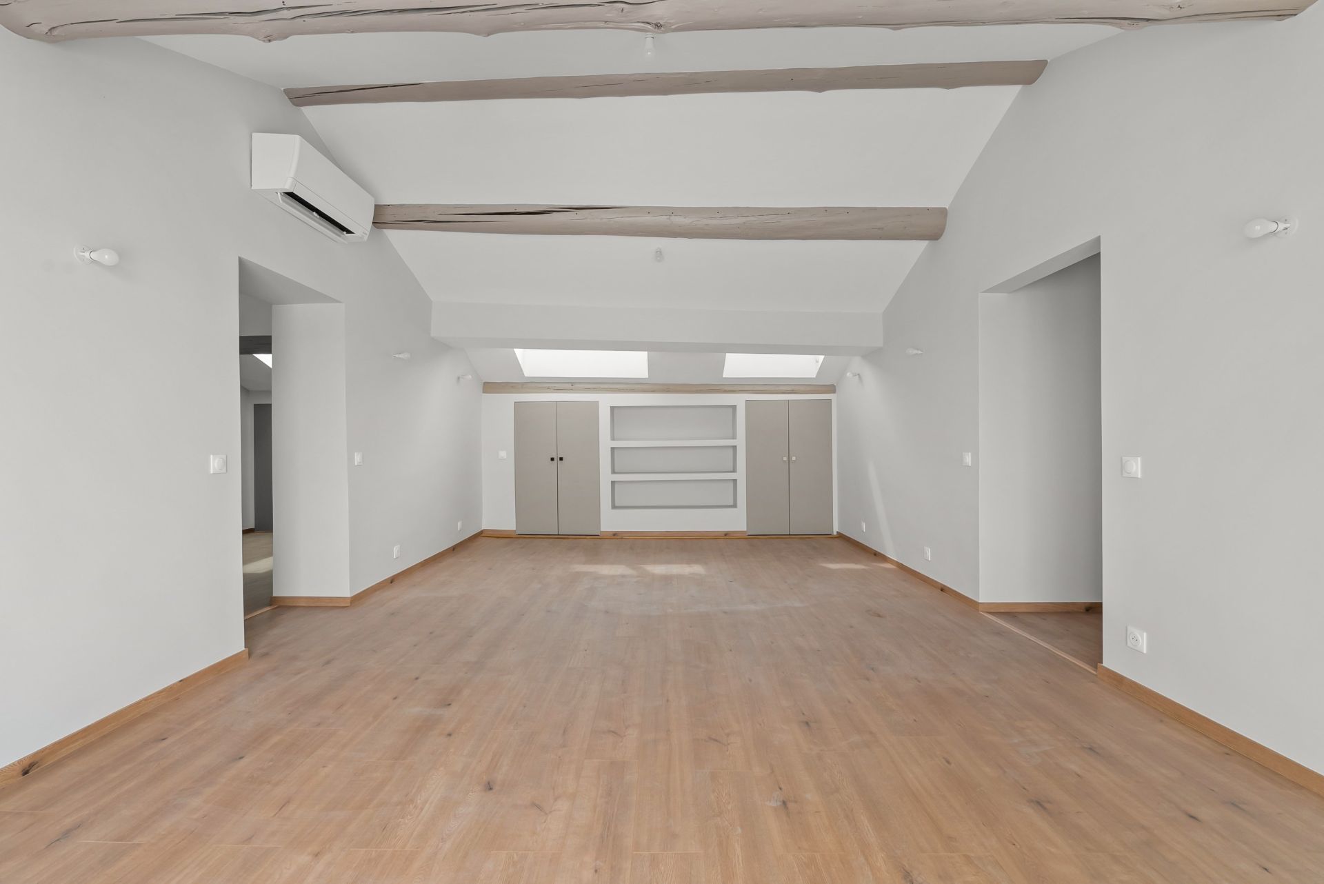 luxury apartment 3 Rooms for rent on MARSEILLE (13006)