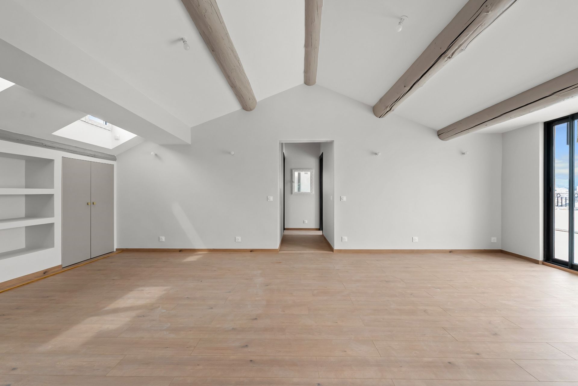 luxury apartment 3 Rooms for rent on MARSEILLE (13006)