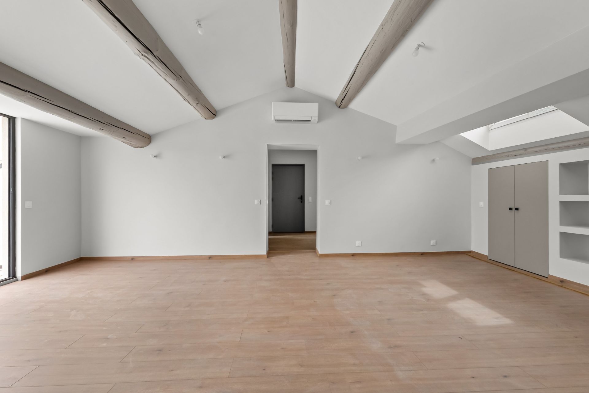 luxury apartment 3 Rooms for rent on MARSEILLE (13006)
