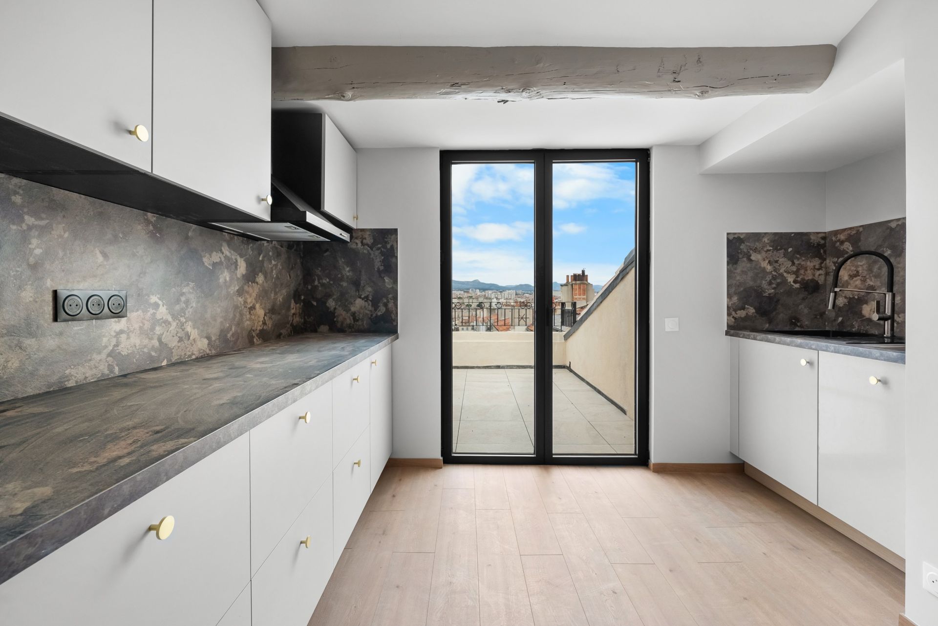 luxury apartment 3 Rooms for rent on MARSEILLE (13006)