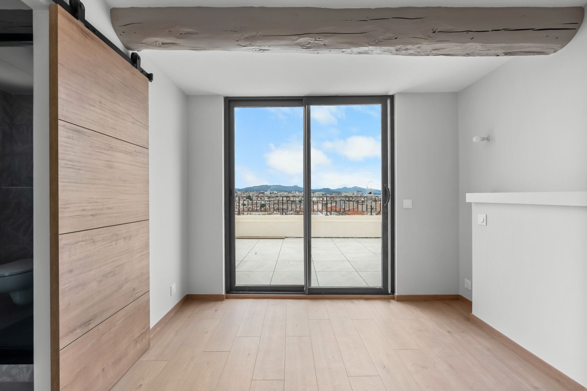 luxury apartment 3 Rooms for rent on MARSEILLE (13006)