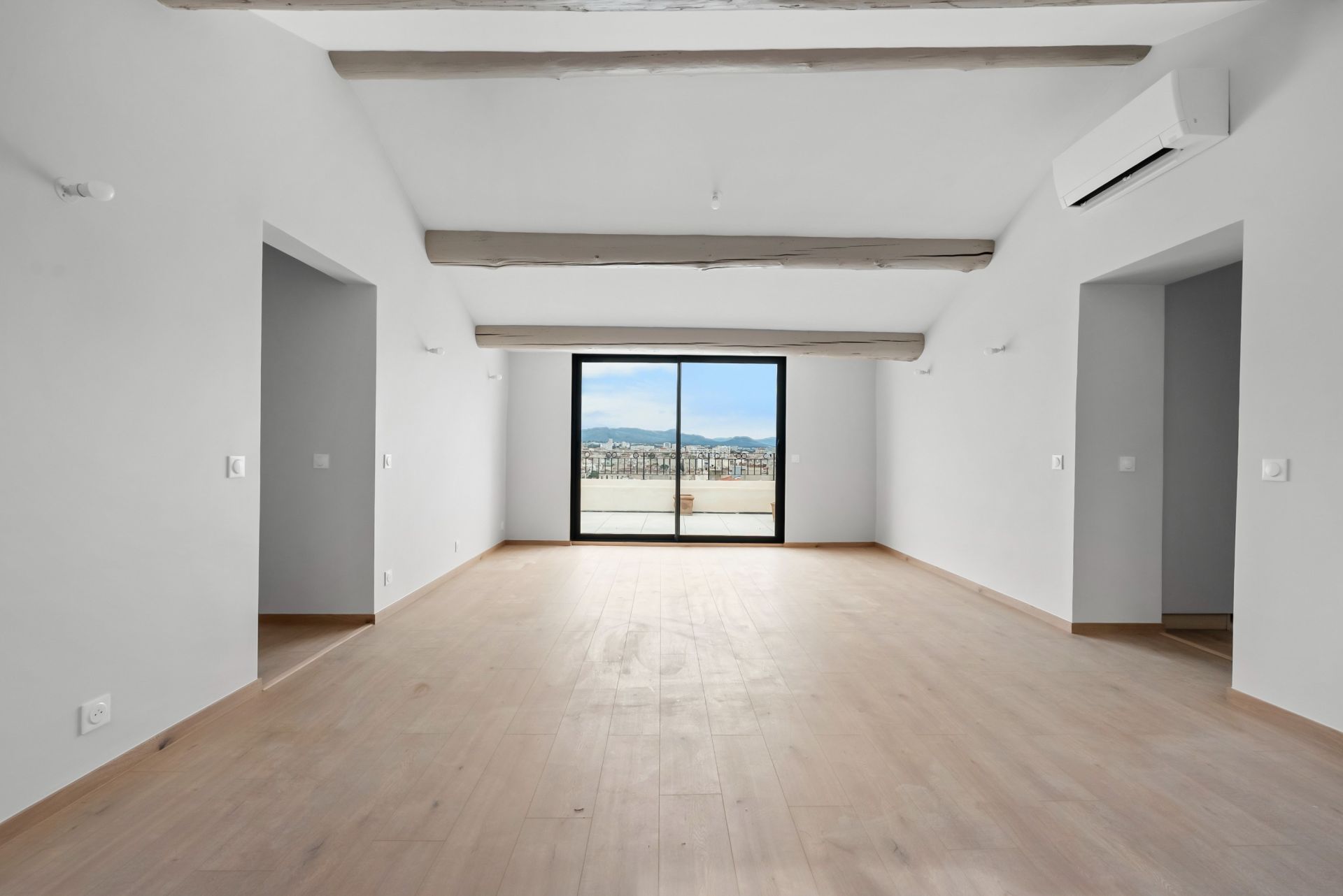 luxury apartment 3 Rooms for rent on MARSEILLE (13006)