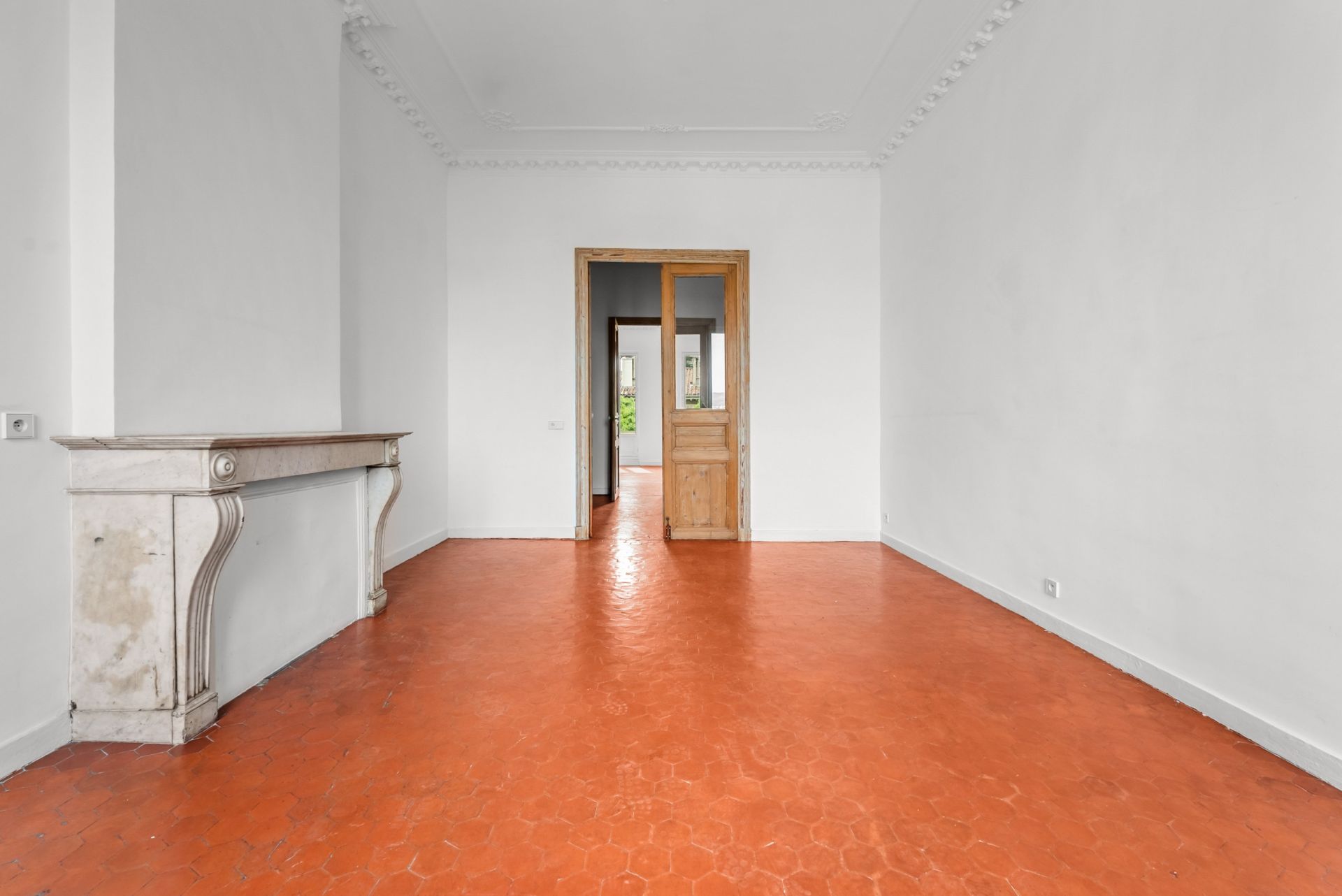 luxury apartment 6 Rooms for rent on MARSEILLE (13006)