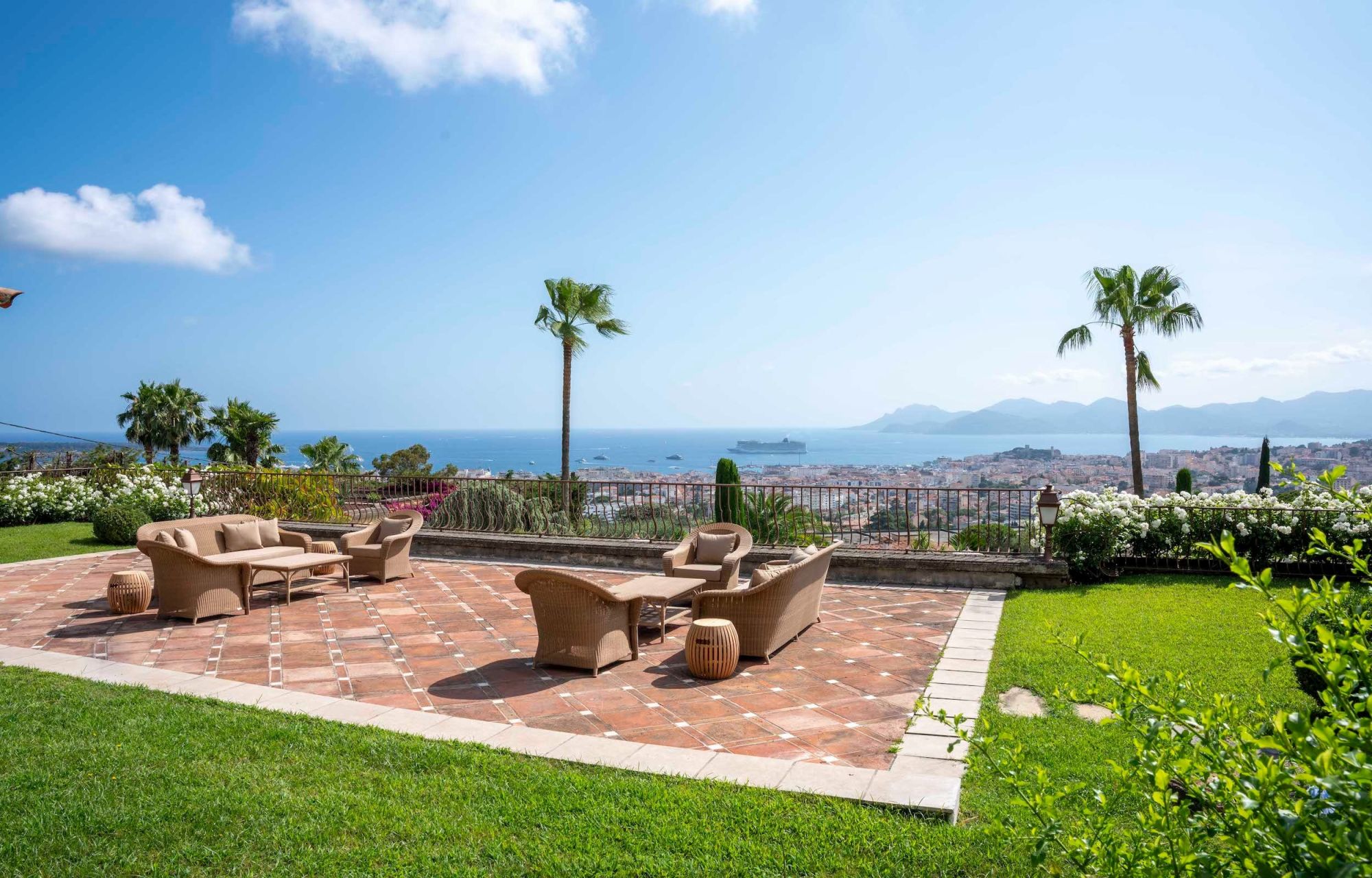 luxury villa 11 Rooms for sale on CANNES (06400)