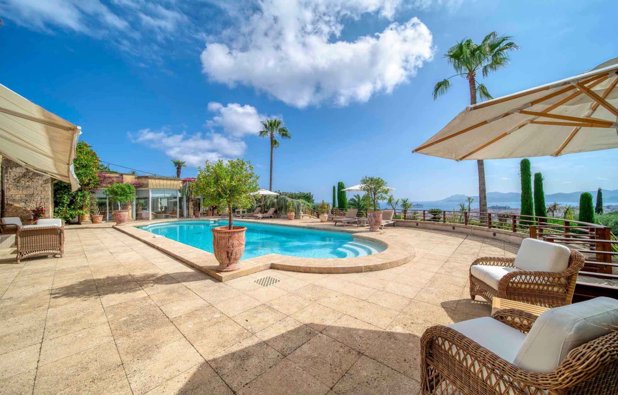 luxury villa 11 Rooms for sale on CANNES (06400)
