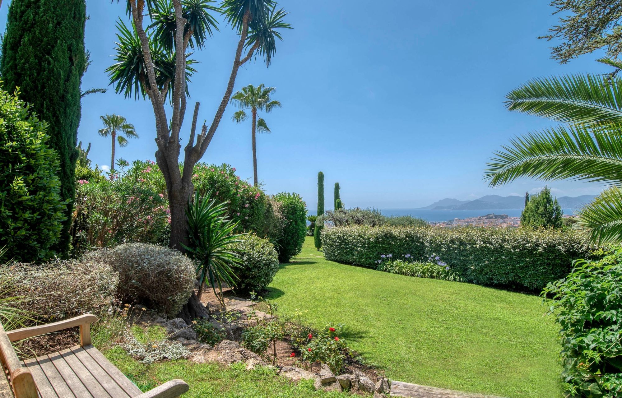 luxury villa 11 Rooms for sale on CANNES (06400)