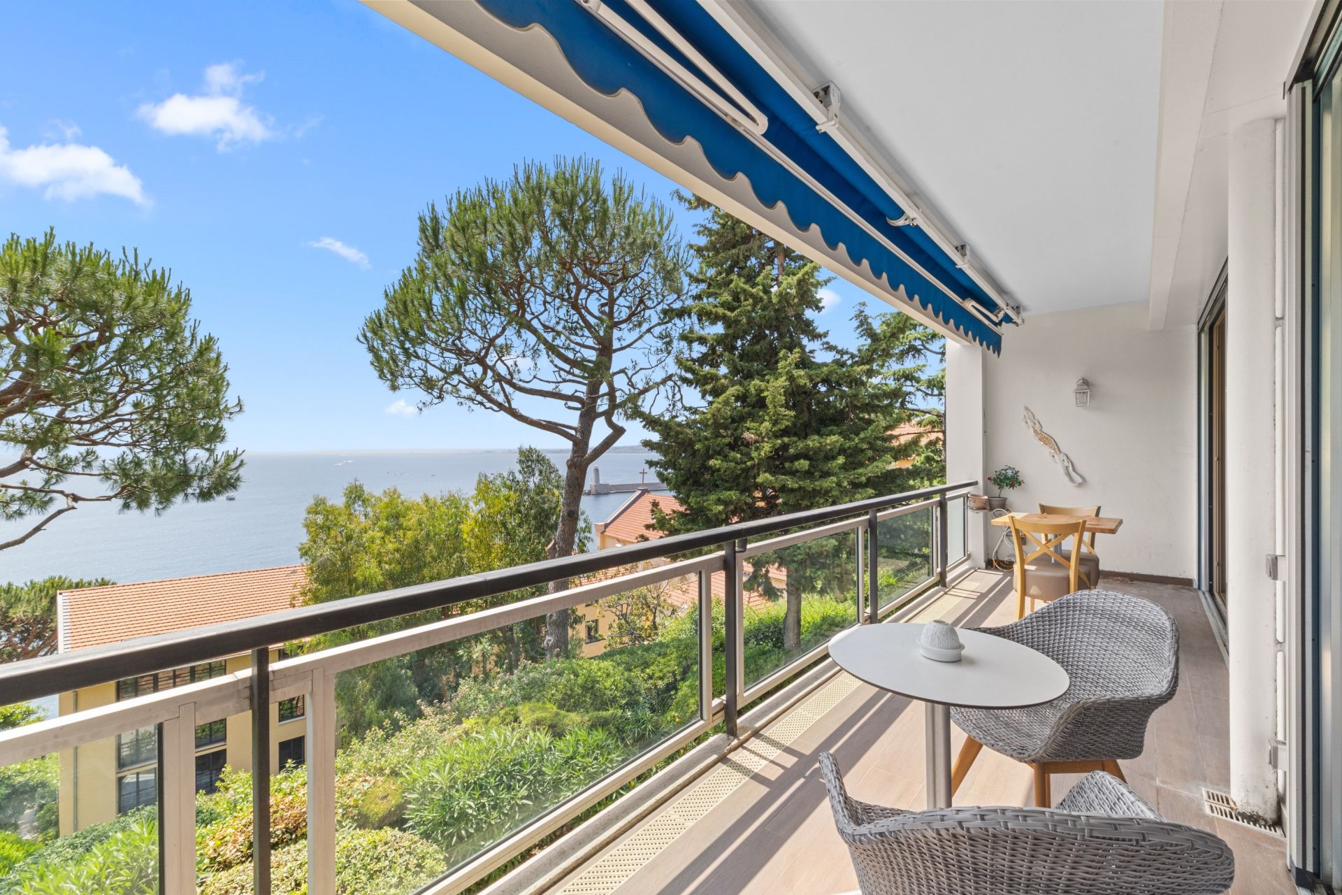 luxury apartment 4 Rooms for sale on NICE (06000)