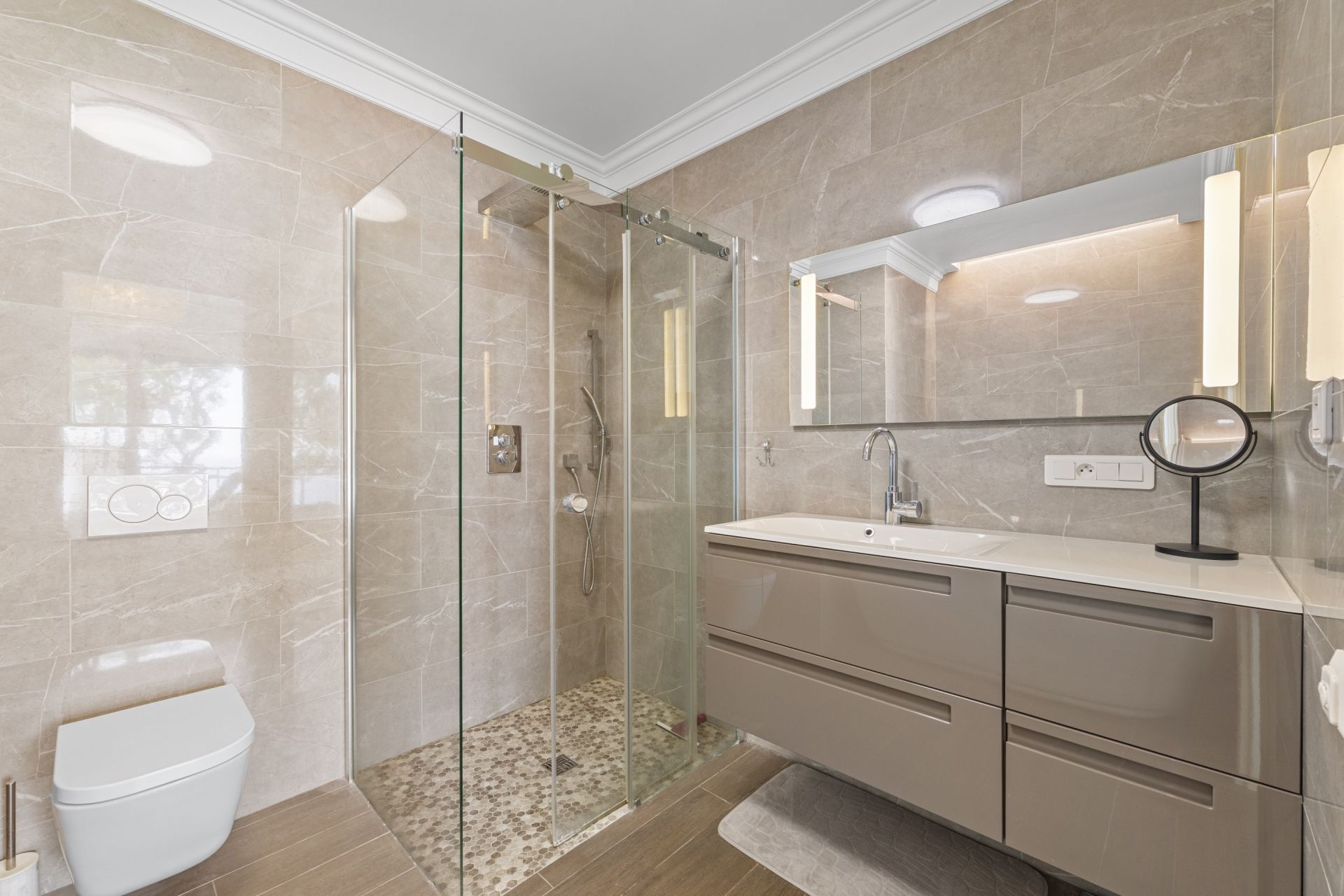 luxury apartment 4 Rooms for sale on NICE (06000)