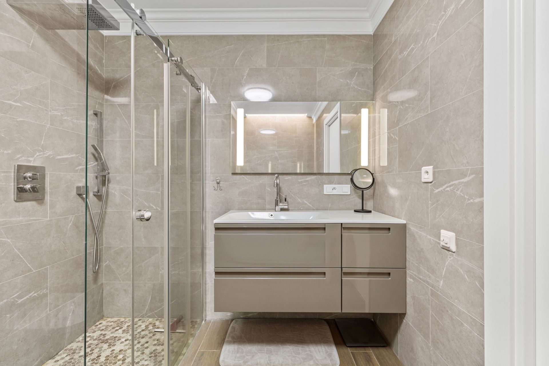 luxury apartment 4 Rooms for sale on NICE (06000)
