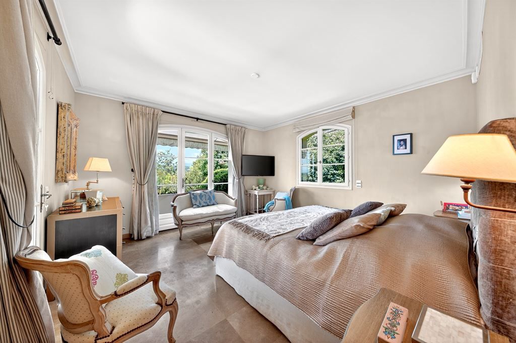 luxury villa 7 Rooms for sale on MOUGINS (06250)