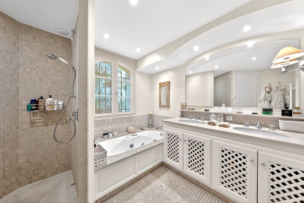 luxury villa 7 Rooms for sale on MOUGINS (06250)