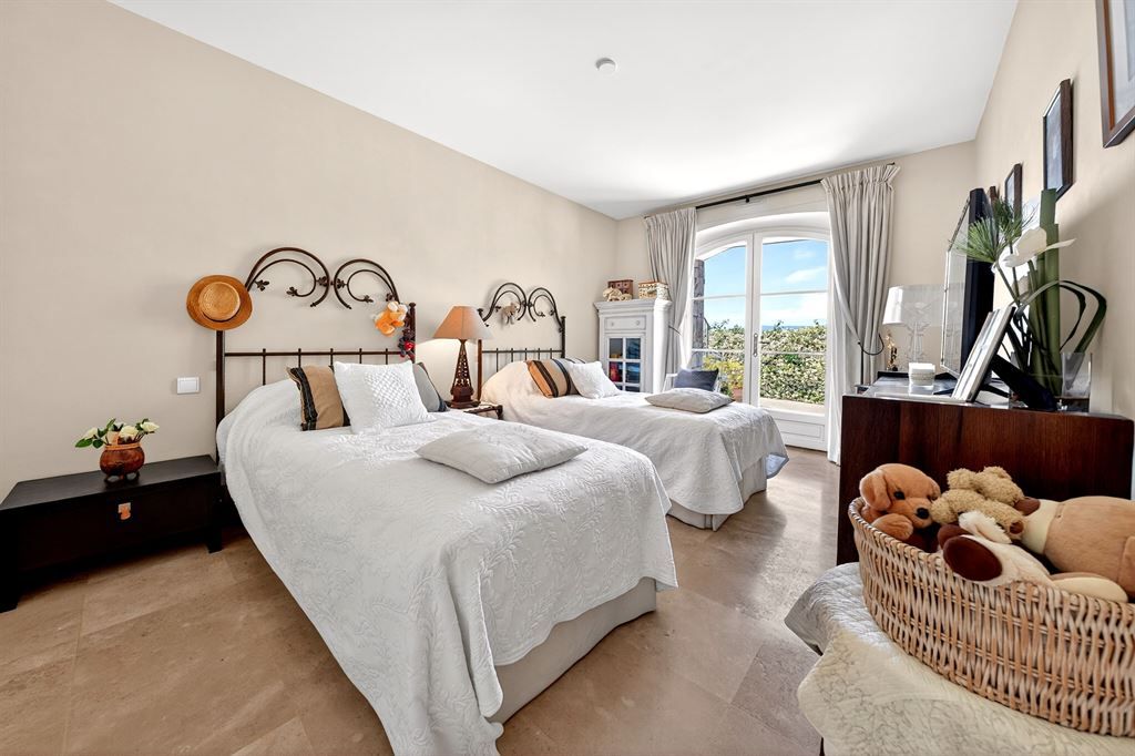luxury villa 7 Rooms for sale on MOUGINS (06250)