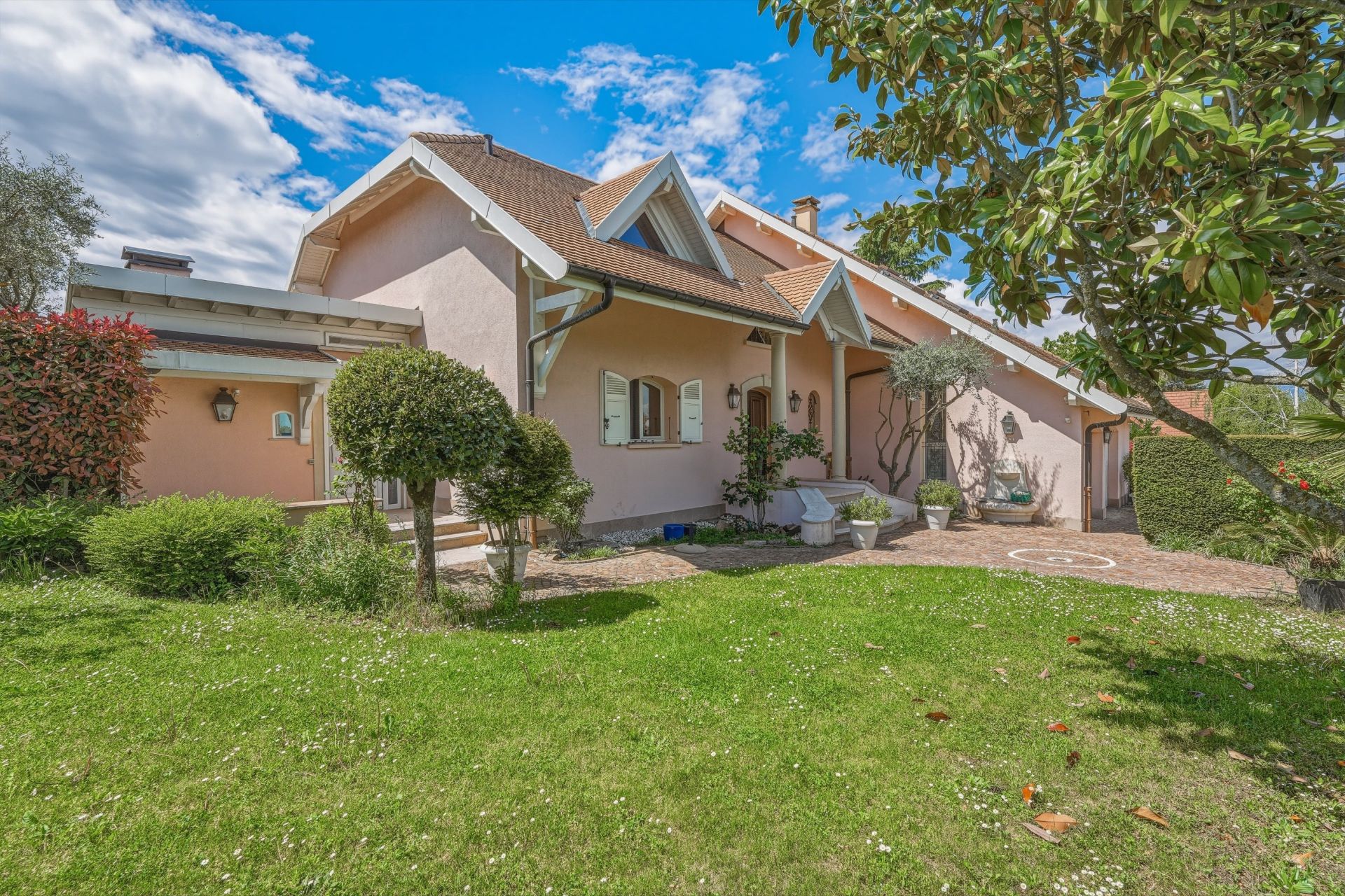 luxury house 7 Rooms for sale on NERNIER (74140)