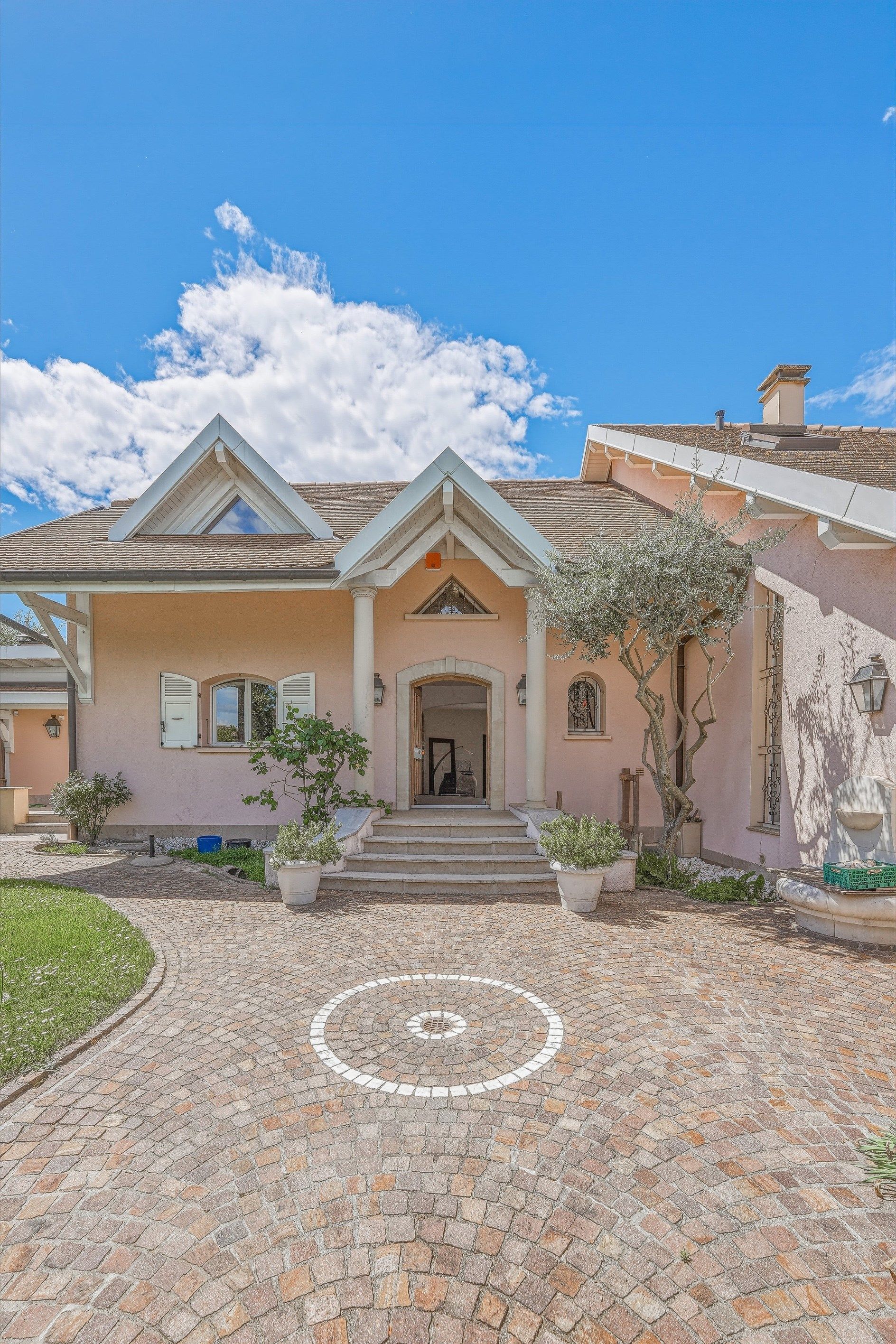 luxury house 7 Rooms for sale on NERNIER (74140)