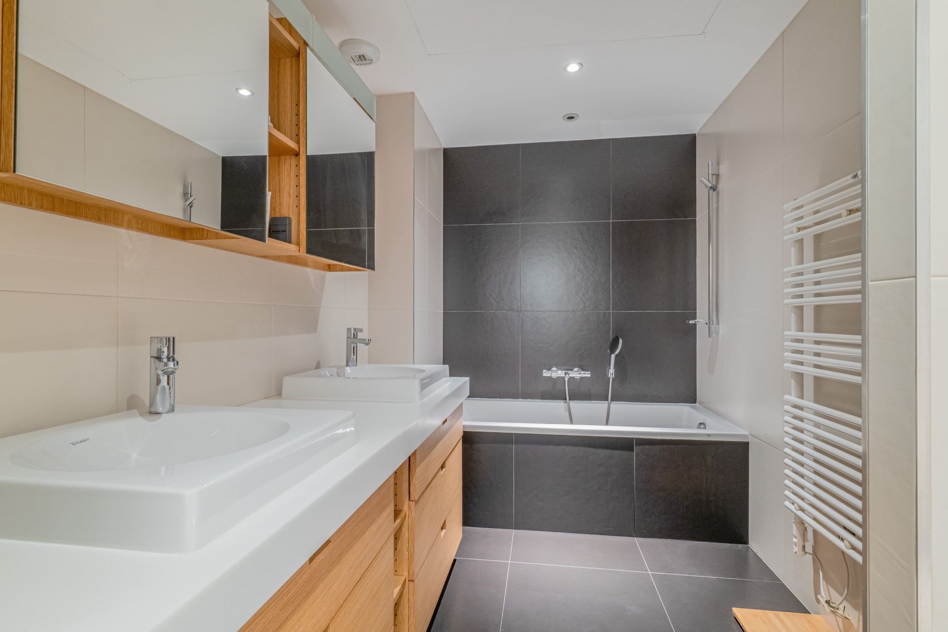 luxury apartment 5 Rooms for sale on LYON (69005)