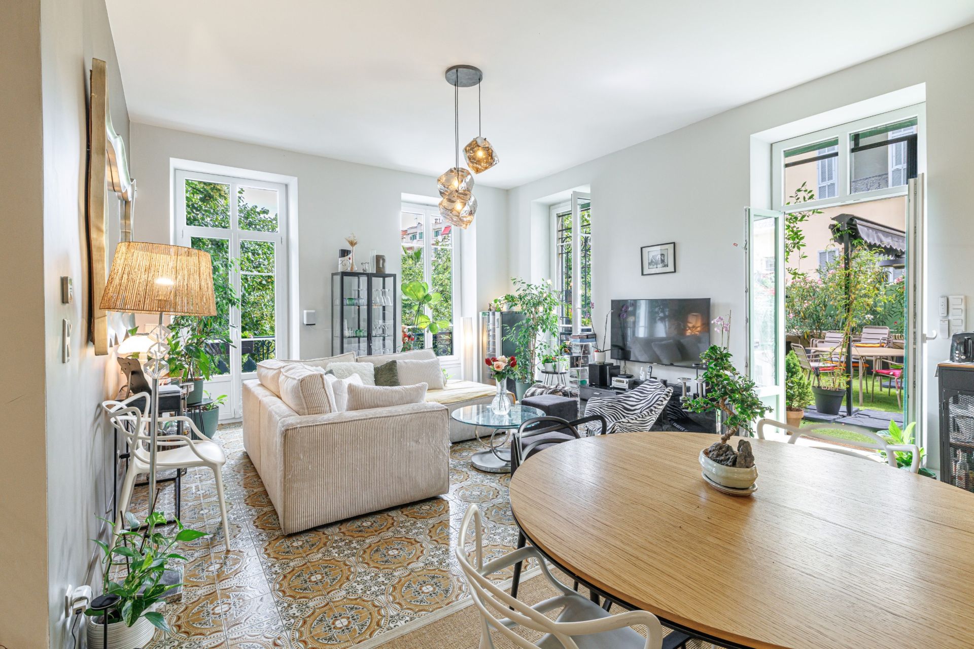 luxury apartment 4 Rooms for sale on NICE (06000)