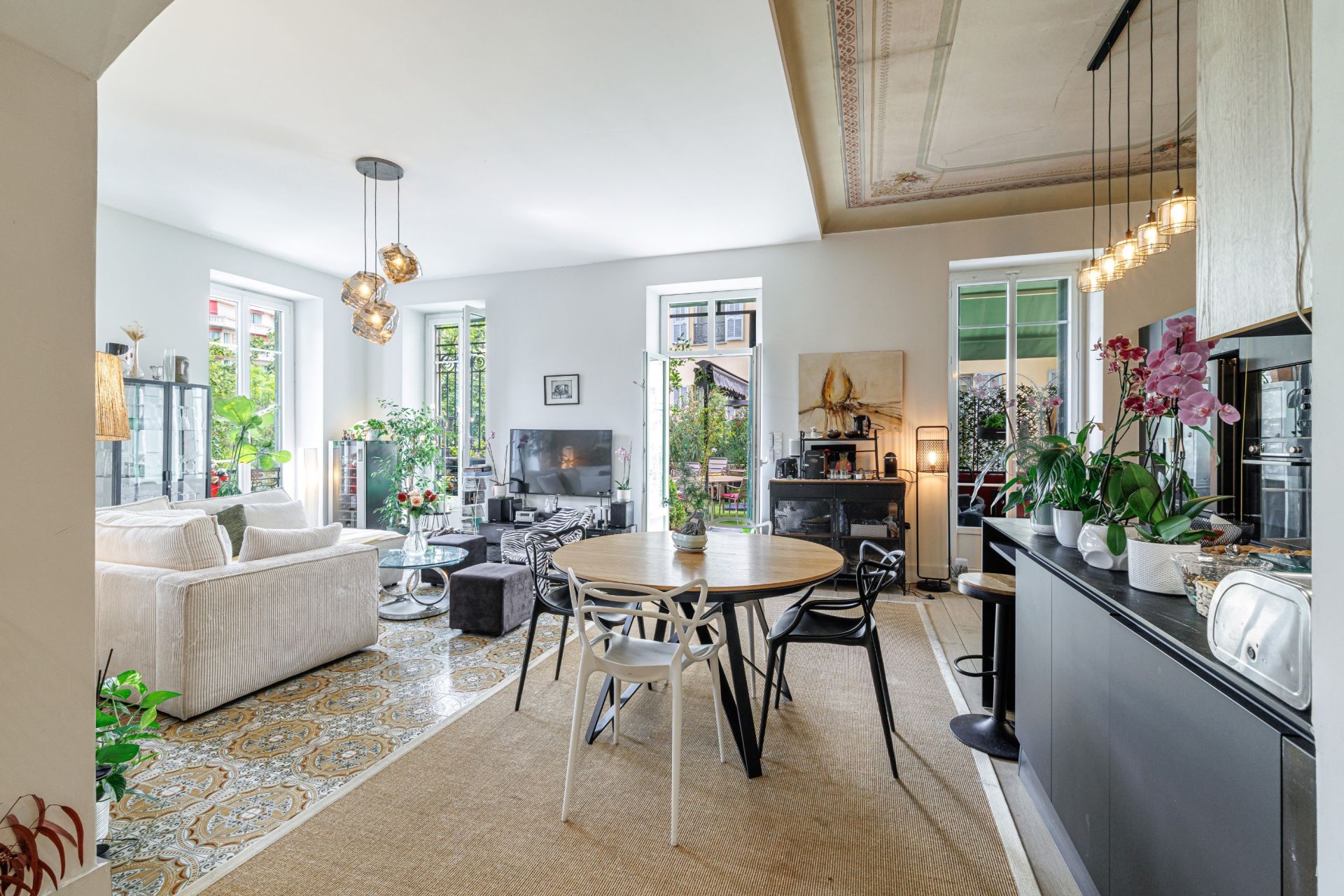 luxury apartment 4 Rooms for sale on NICE (06000)