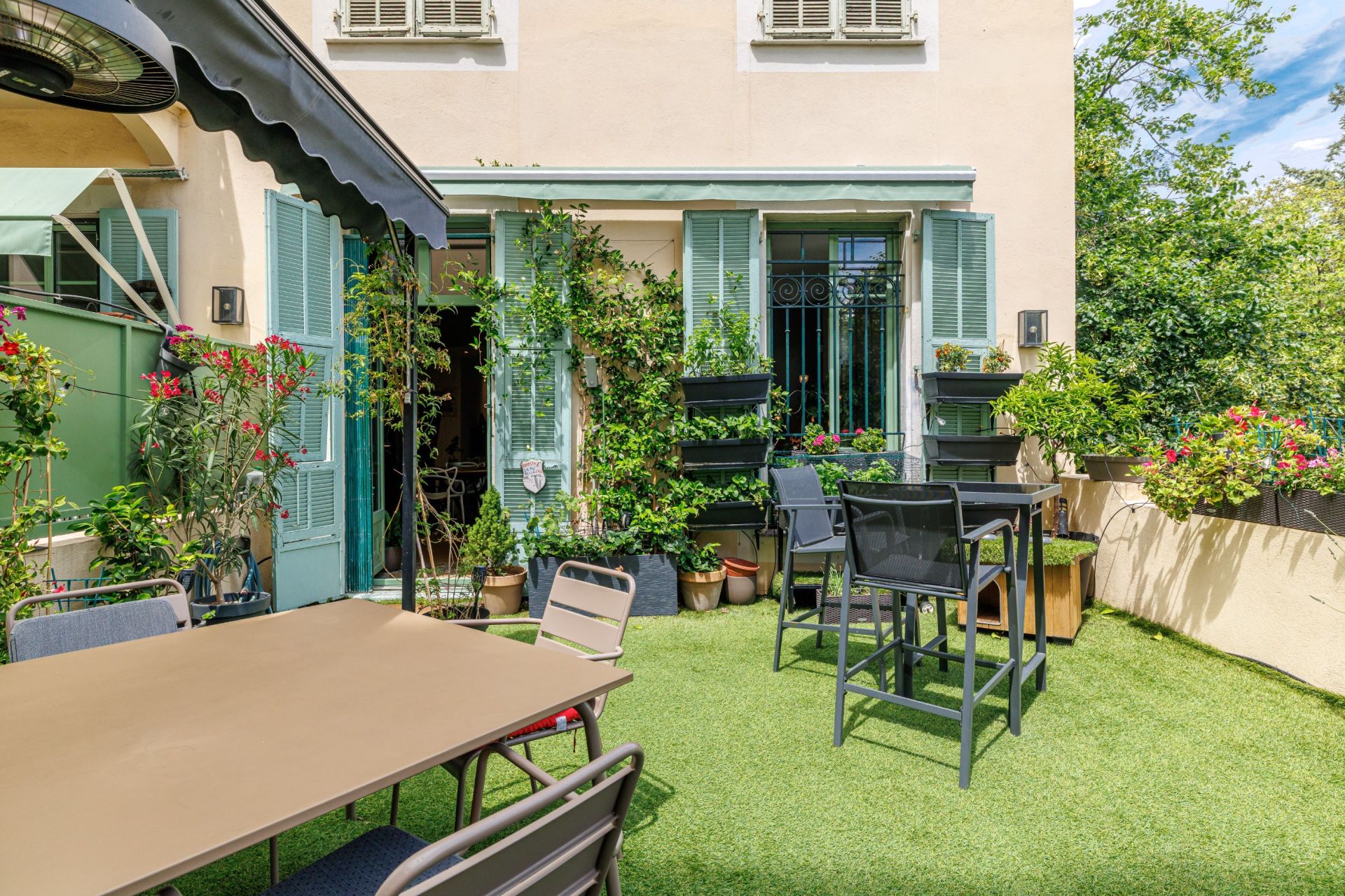luxury apartment 4 Rooms for sale on NICE (06000)