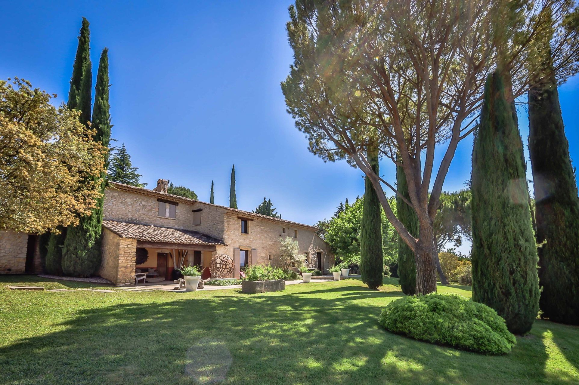 luxury house 6 Rooms for sale on APT (84400)
