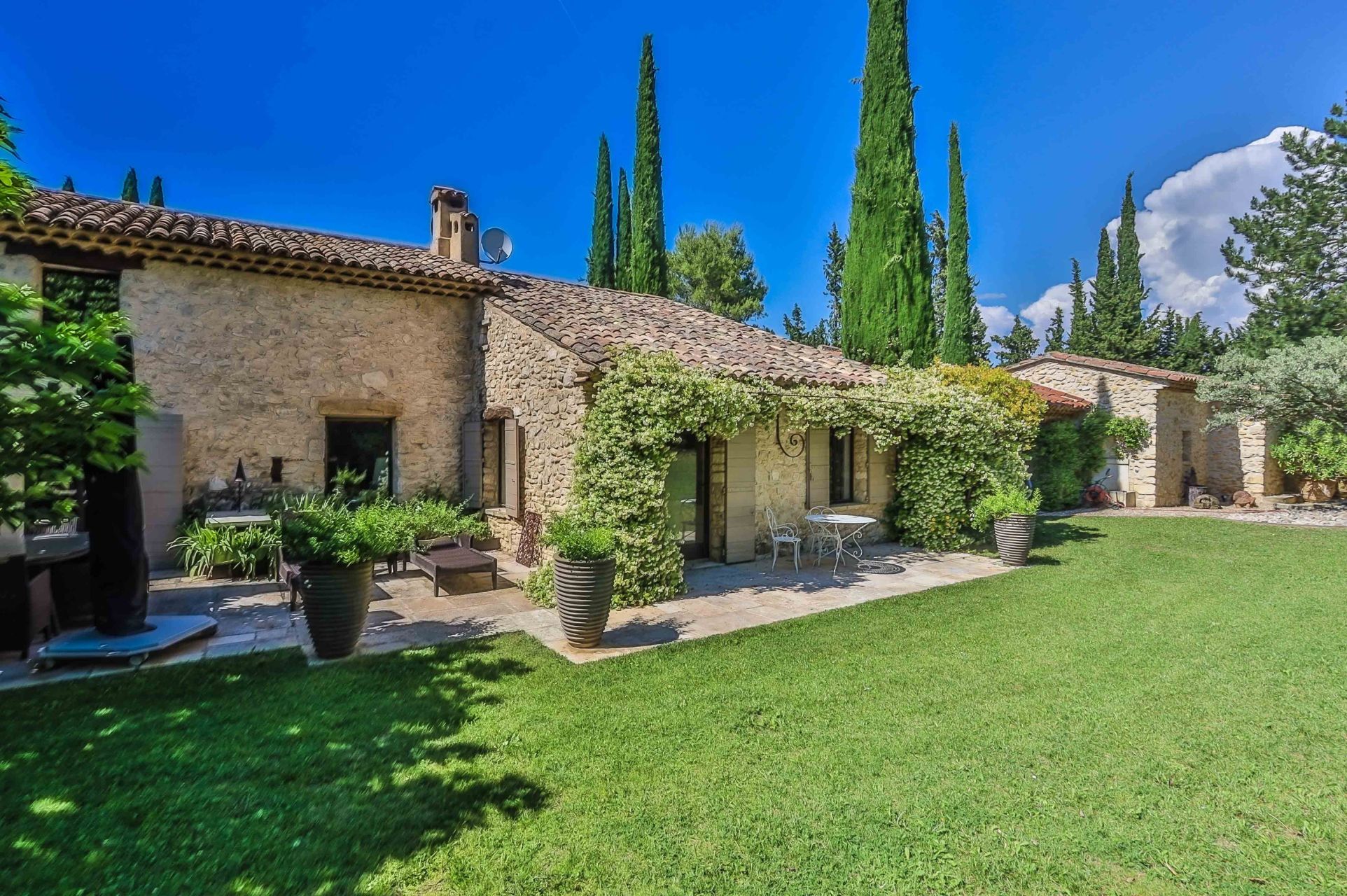 luxury house 6 Rooms for sale on APT (84400)