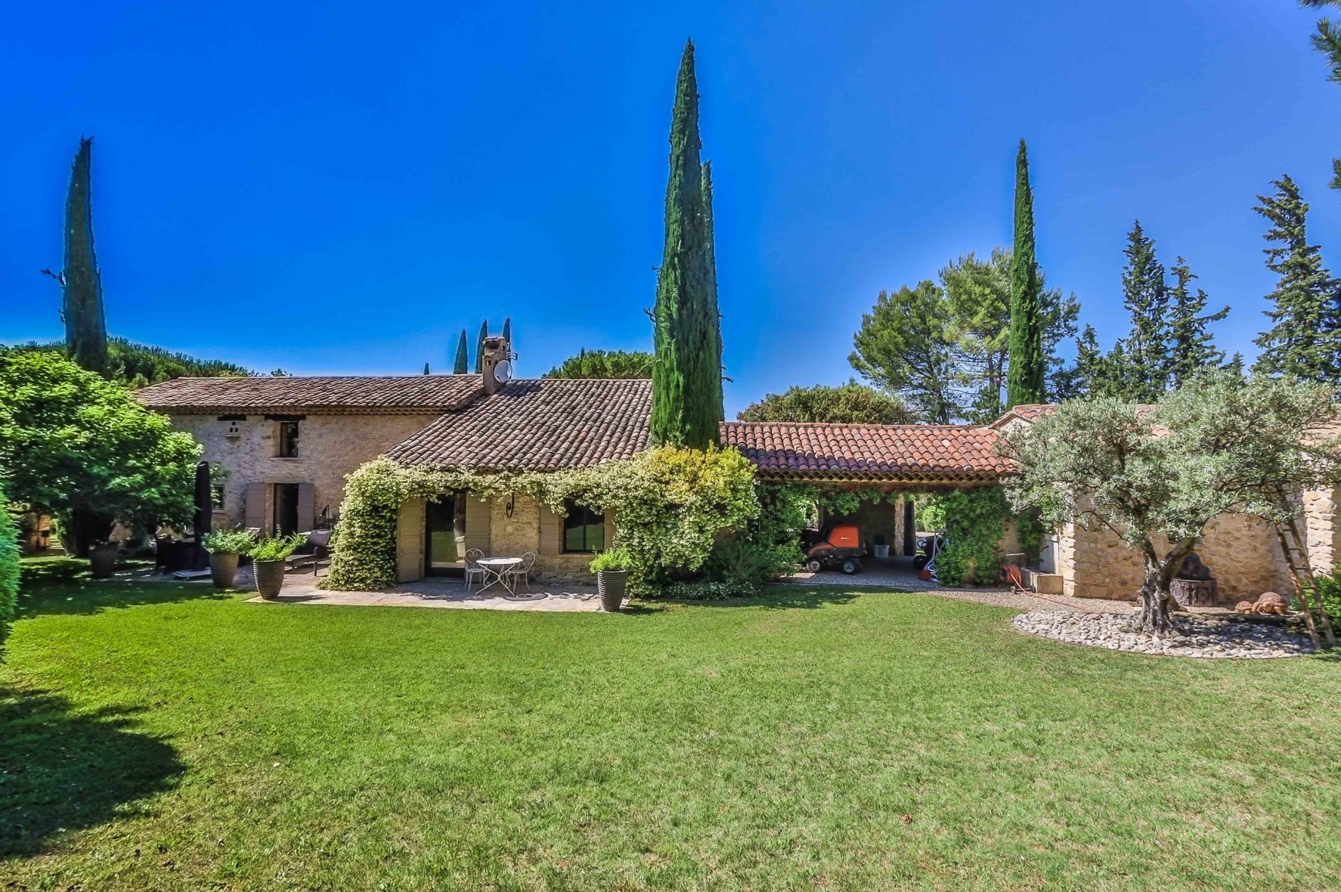 luxury house 6 Rooms for sale on APT (84400)
