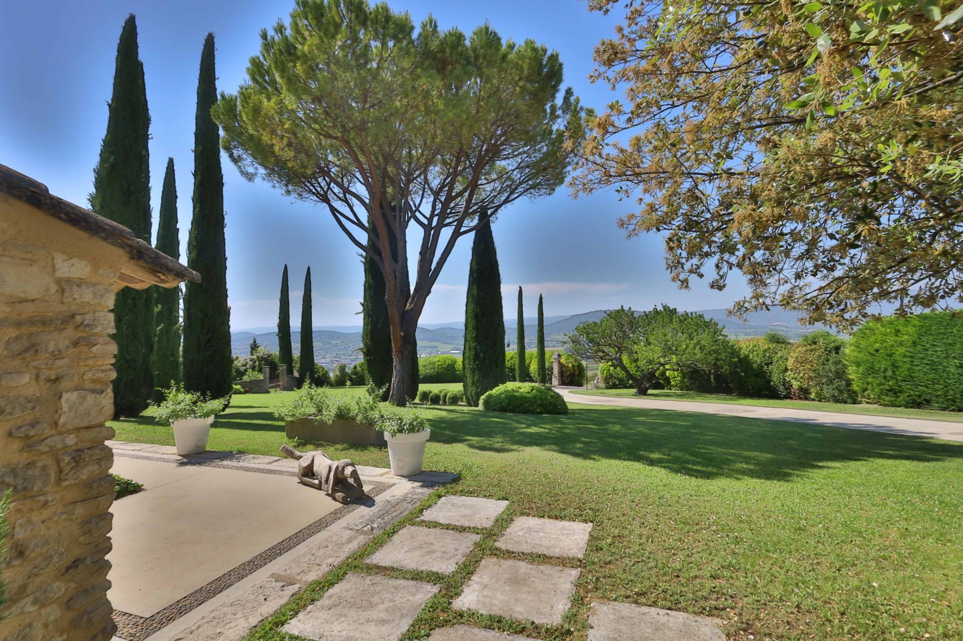 luxury house 6 Rooms for sale on APT (84400)