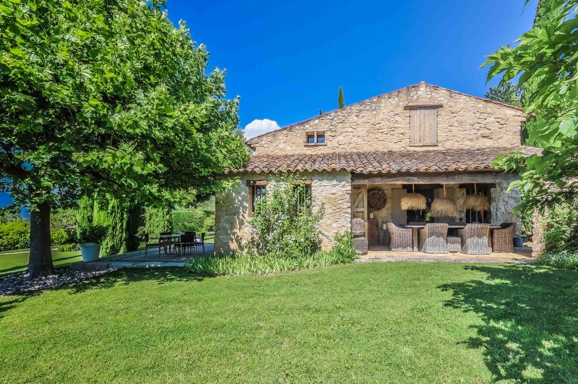luxury house 6 Rooms for sale on APT (84400)