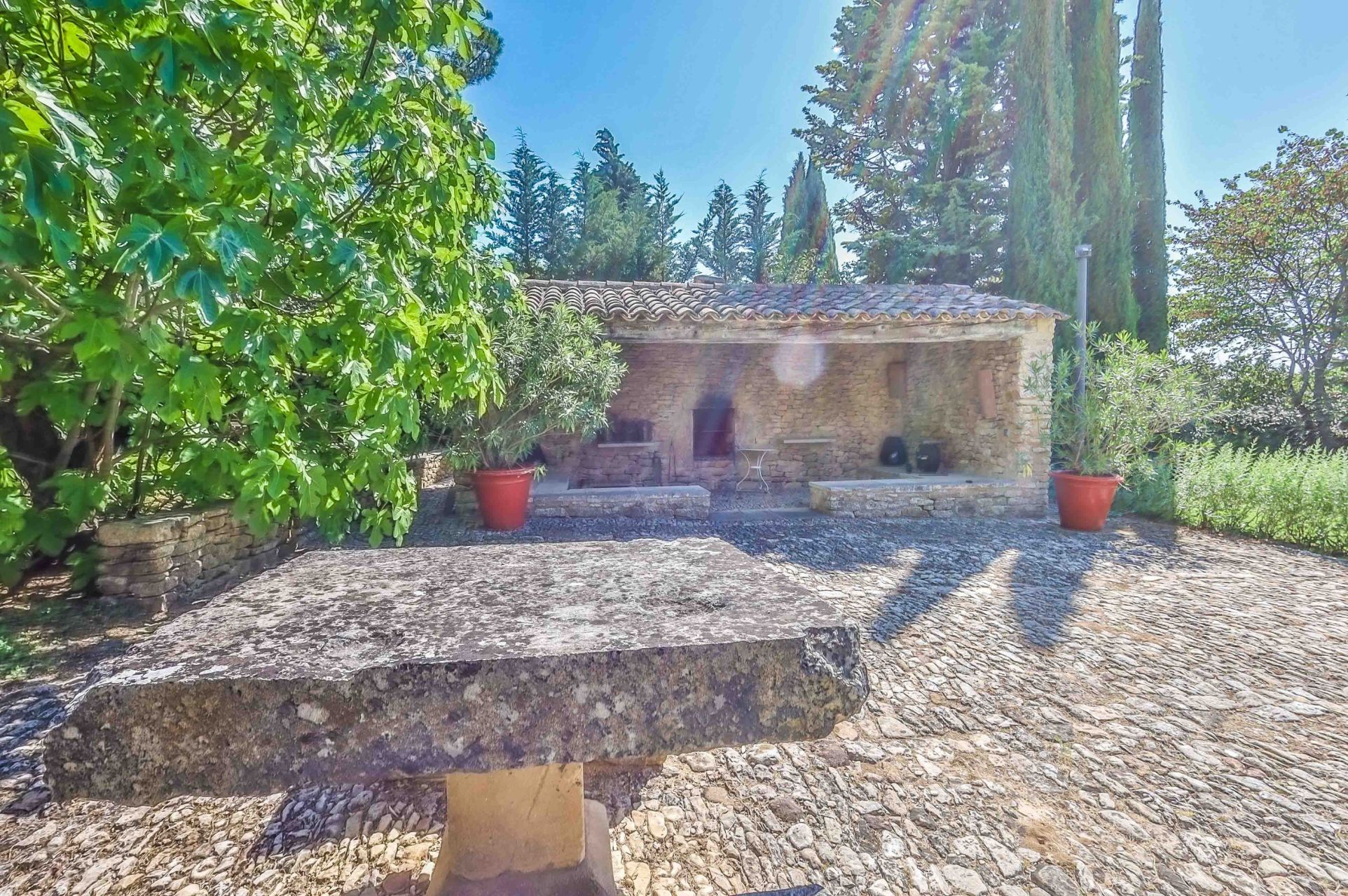 luxury house 6 Rooms for sale on APT (84400)