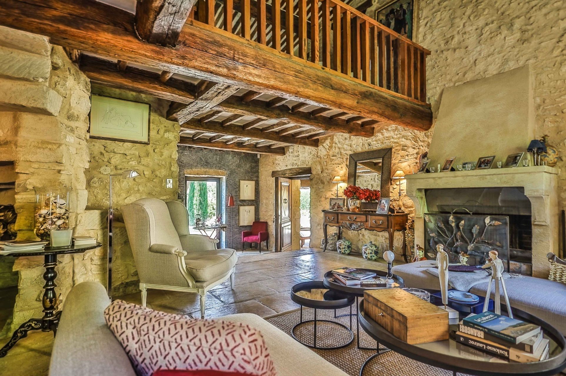 luxury house 6 Rooms for sale on APT (84400)