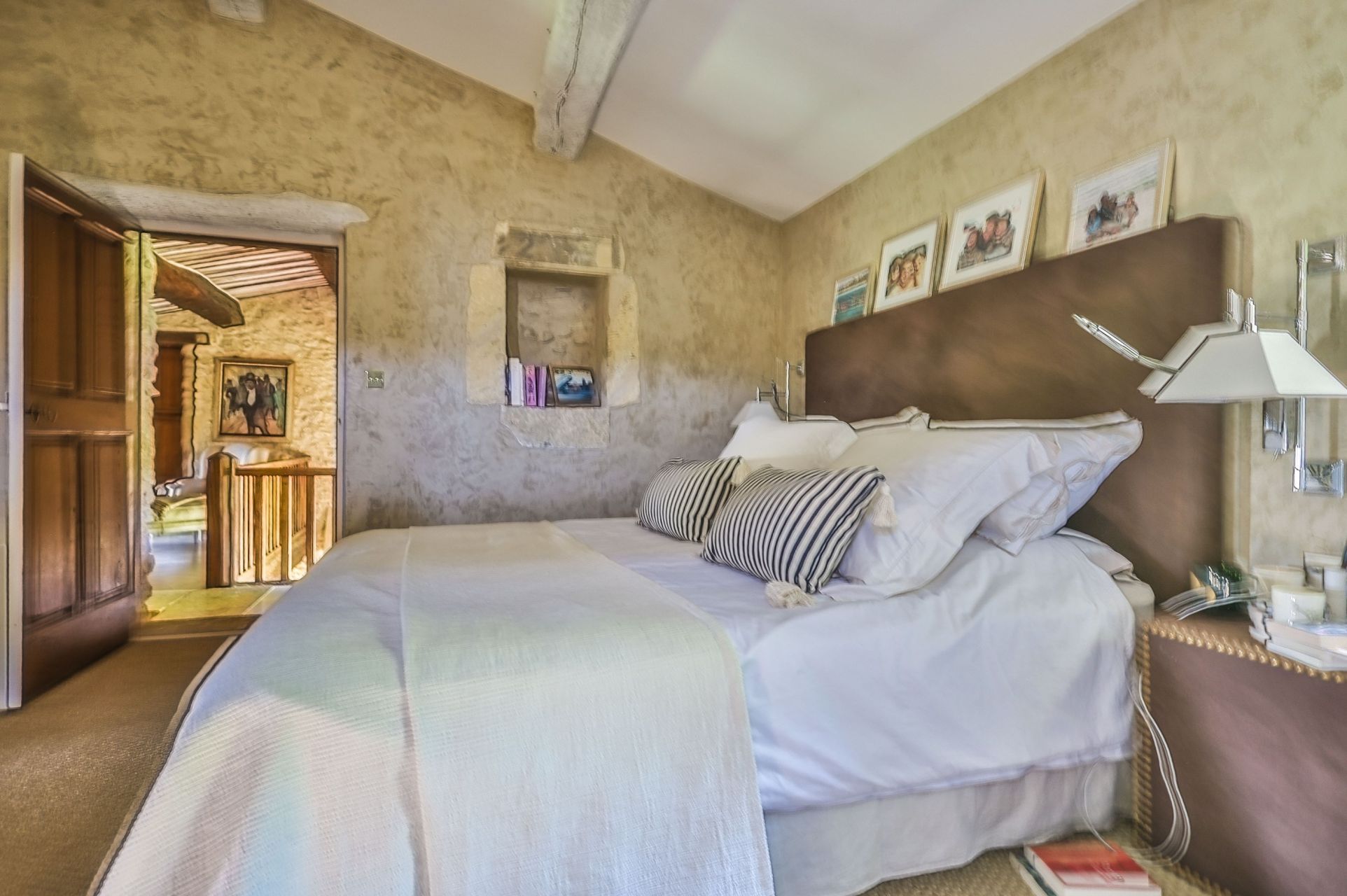 luxury house 6 Rooms for sale on APT (84400)