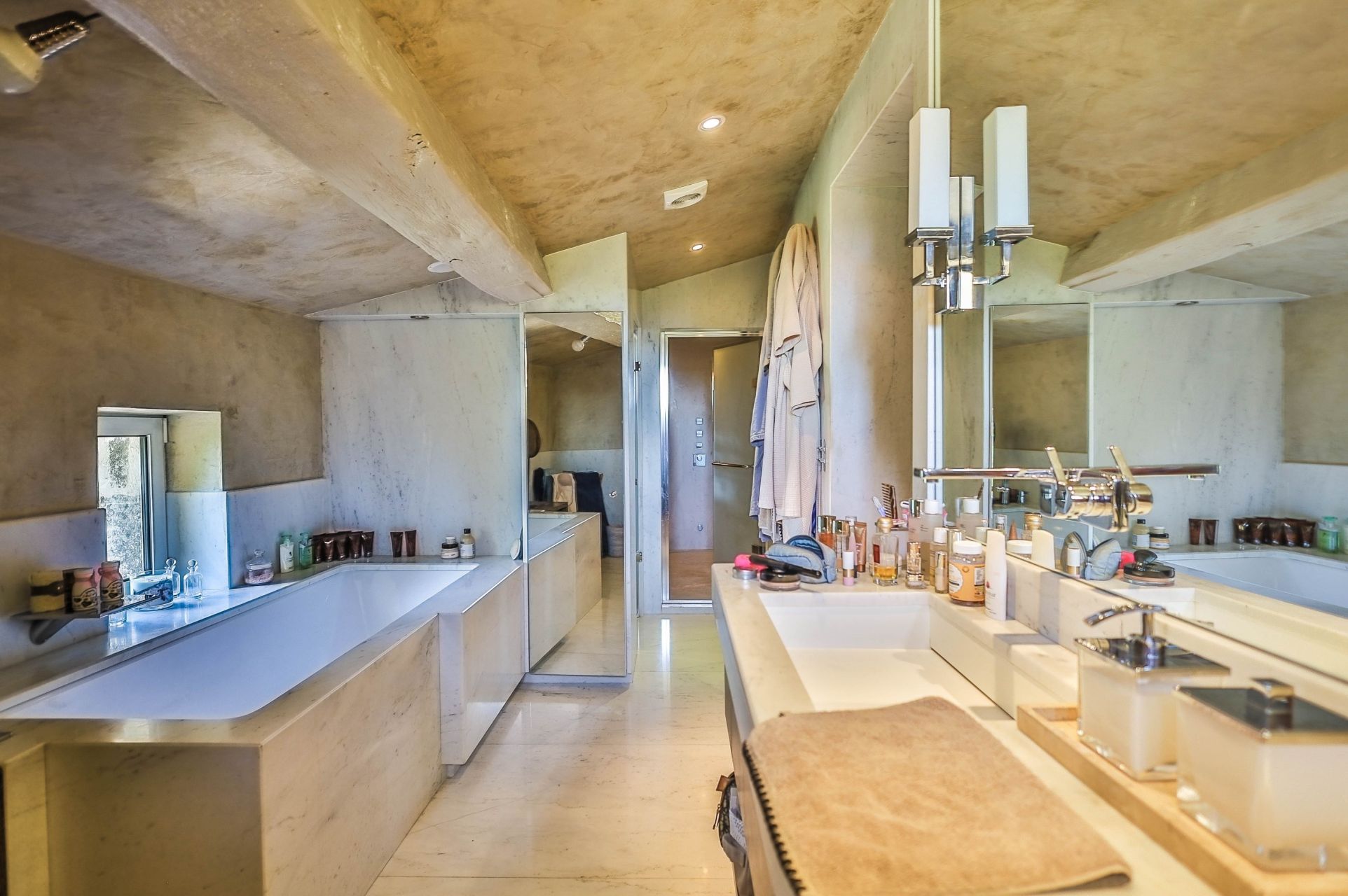 luxury house 6 Rooms for sale on APT (84400)