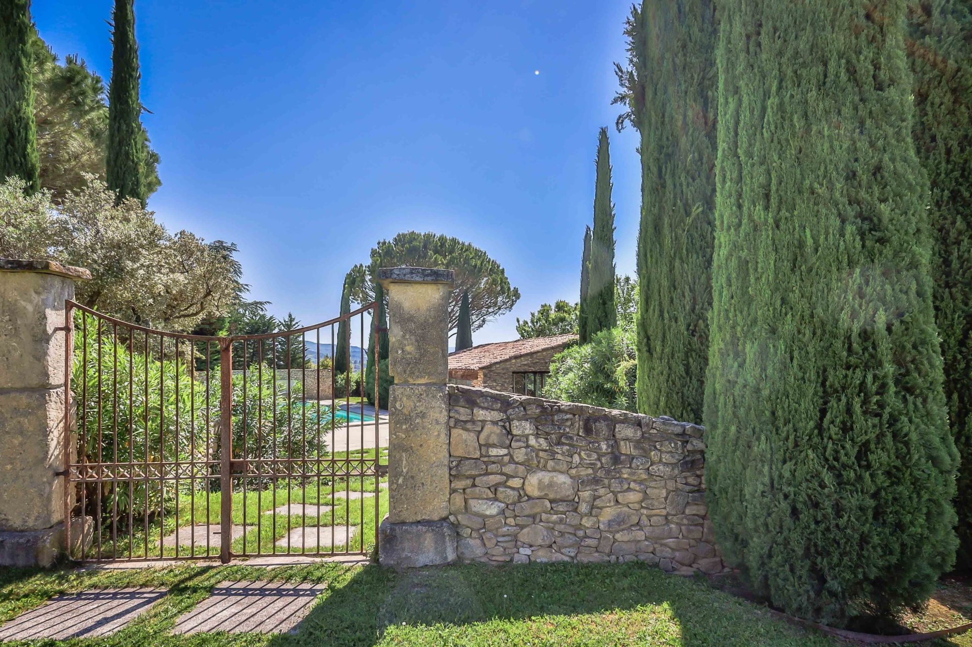luxury house 6 Rooms for sale on APT (84400)