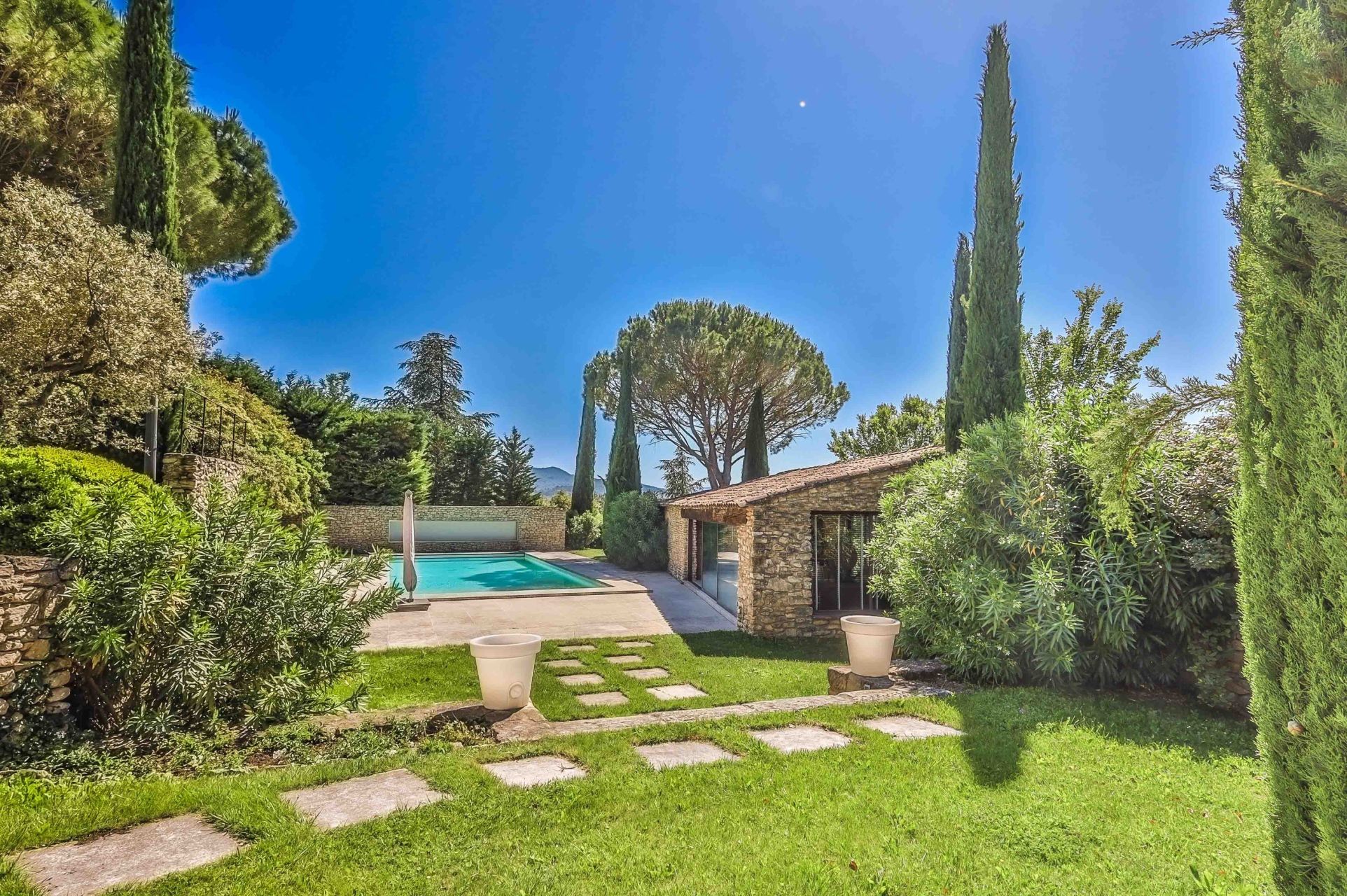 luxury house 6 Rooms for sale on APT (84400)