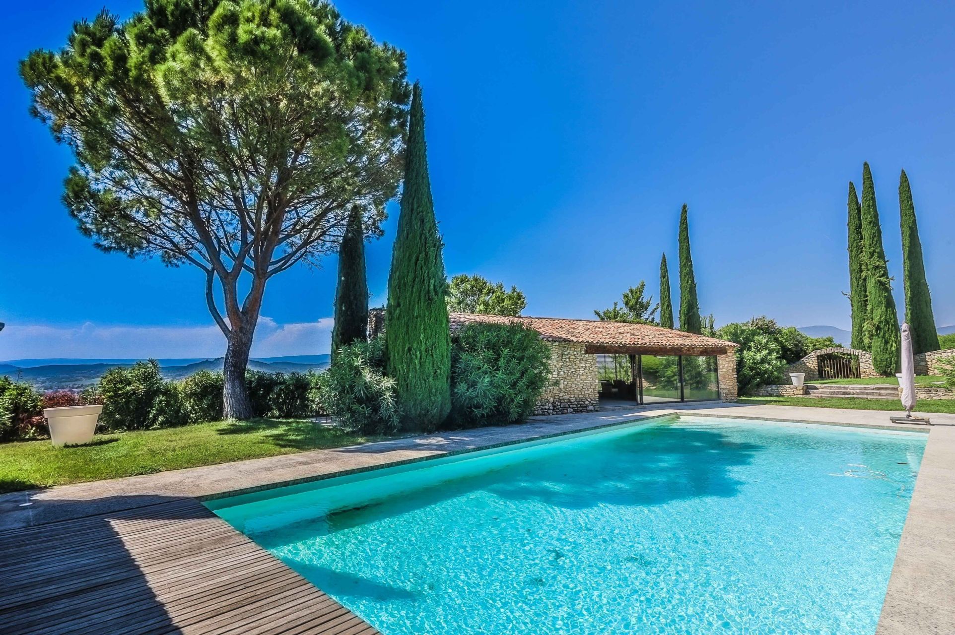 luxury house 6 Rooms for sale on APT (84400)