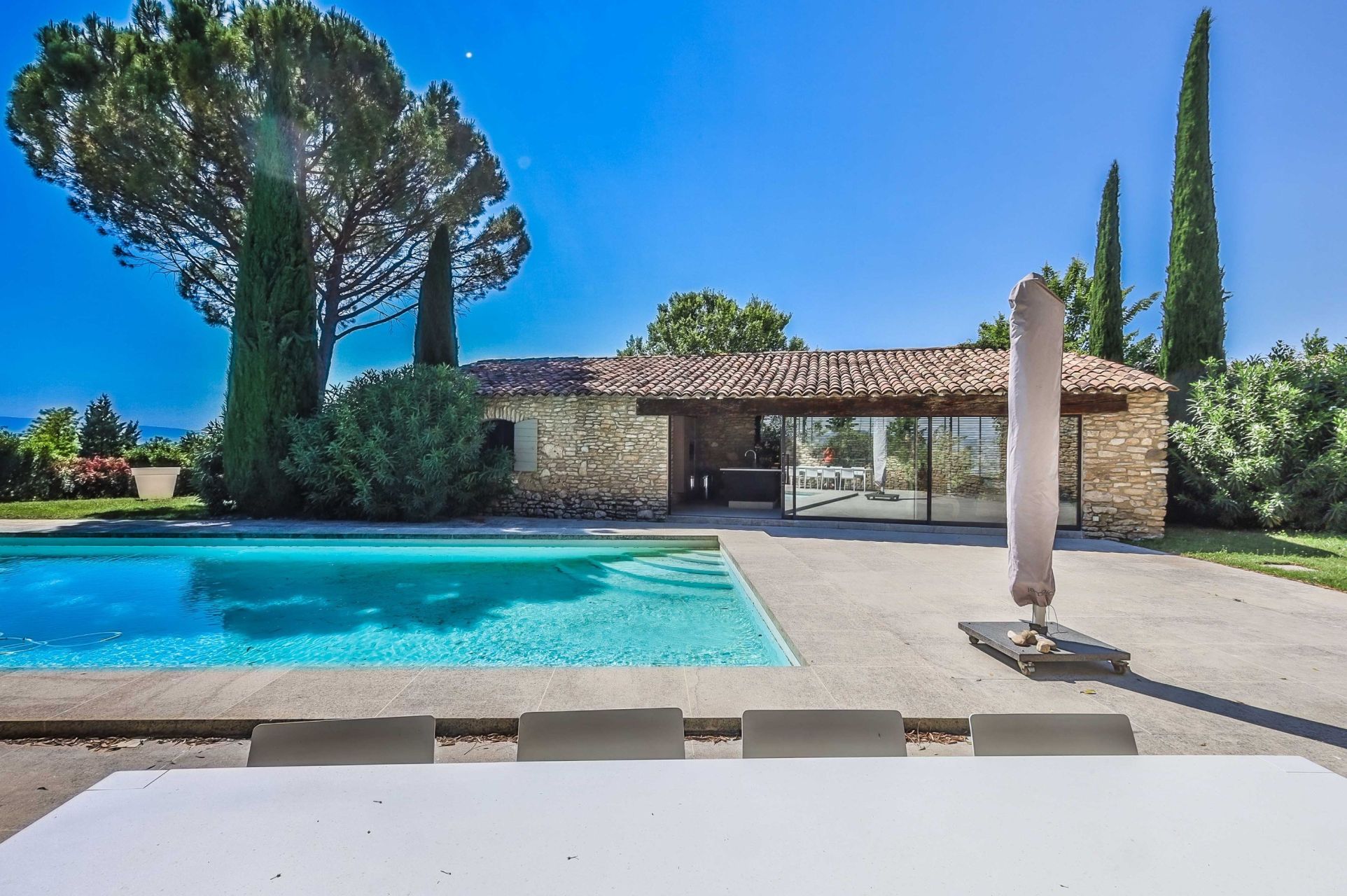 luxury house 6 Rooms for sale on APT (84400)