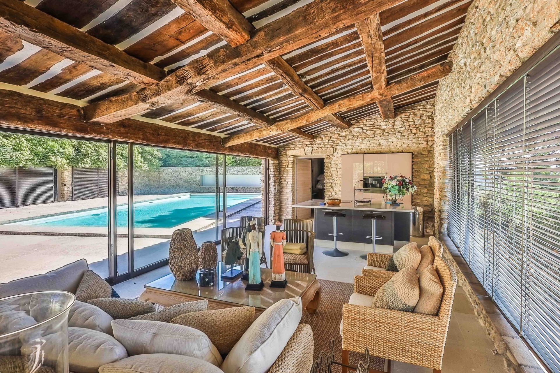 luxury house 6 Rooms for sale on APT (84400)